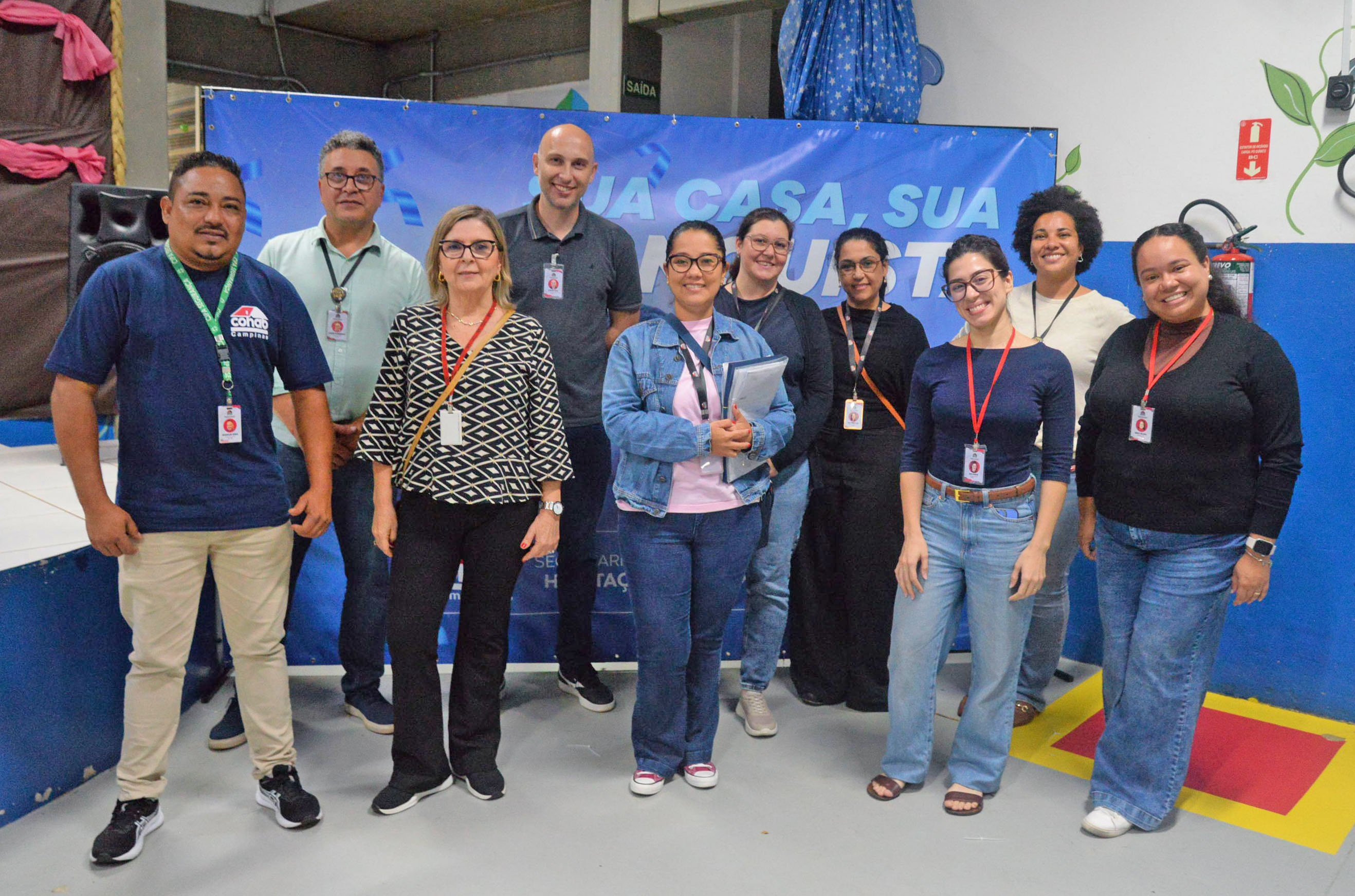 Equipes da Prefeitura e da Cohab celebram com a comunidade a entrega das 62 matrículas que garantem segurança jurídica às famílias