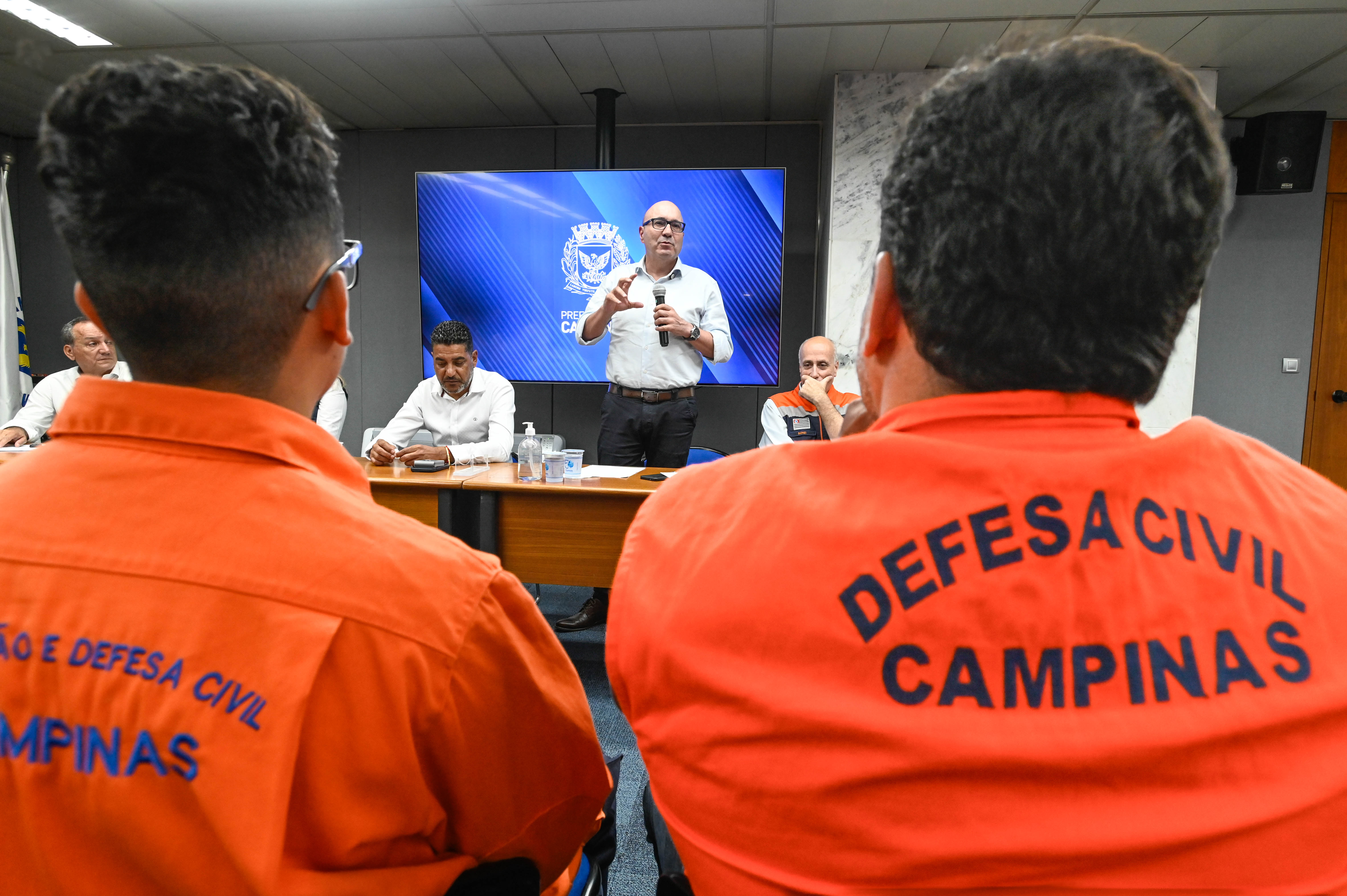 Para o prefeito, medalha faz justiça com quem ajuda a Defesa Civil