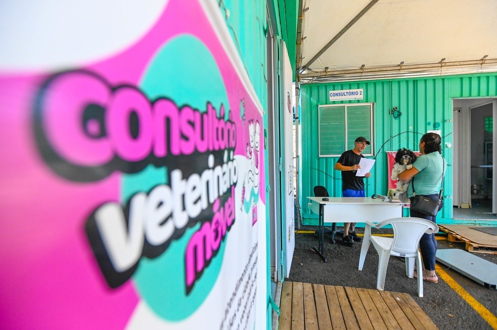 Atendimento do Consultório Veterinário Móvel leva consulta, vacinação e microchipagem gratuitas aos pets da região do Parque Oziel