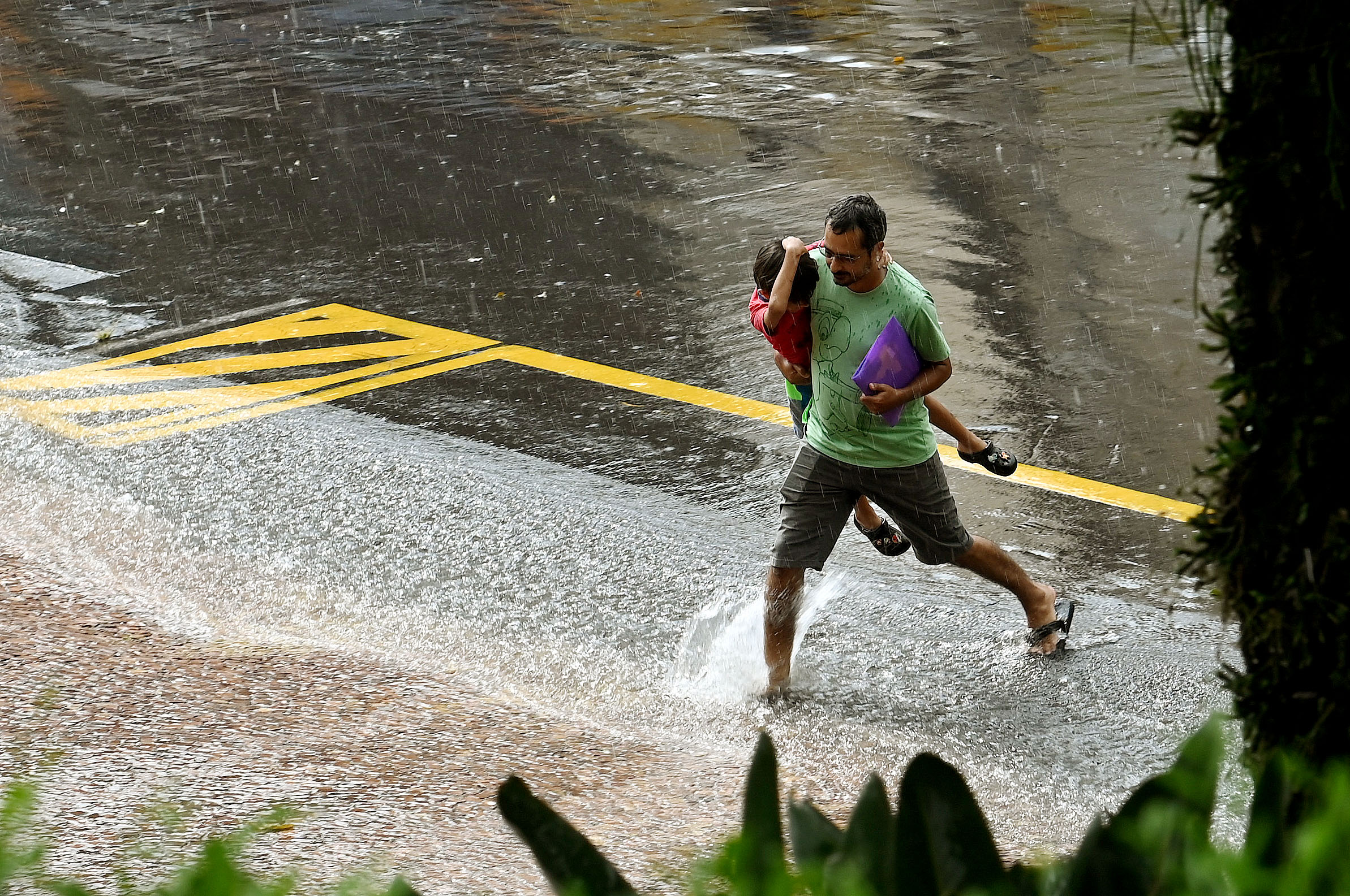 Cada vez mais comuns, os eventos climáticos extremos são caracterizados por chuvas de grande volume em curto espaço de tempo, ventanias intensas e queda de granizo 