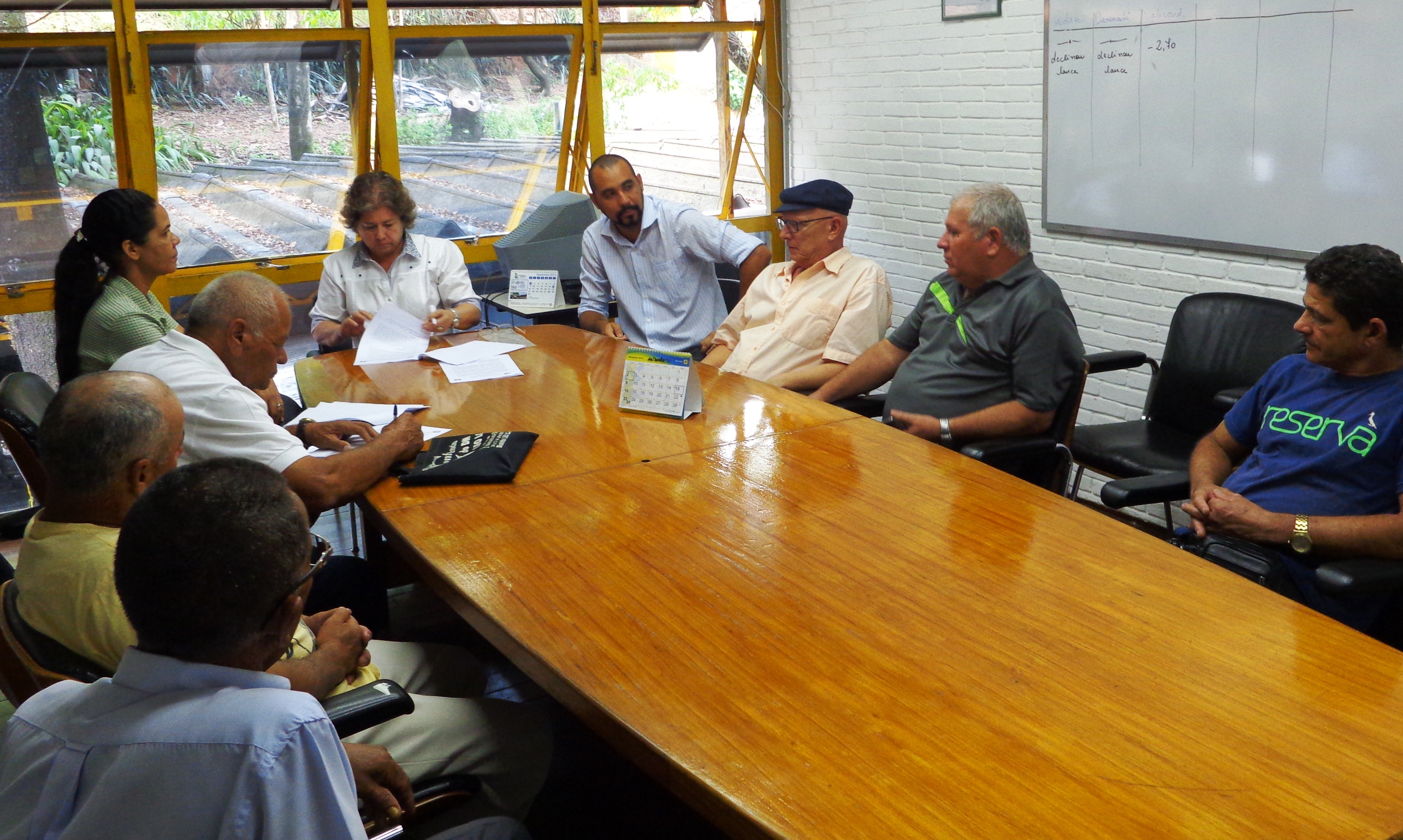 Membros da associação e técnicos da Cohab discutem contrato