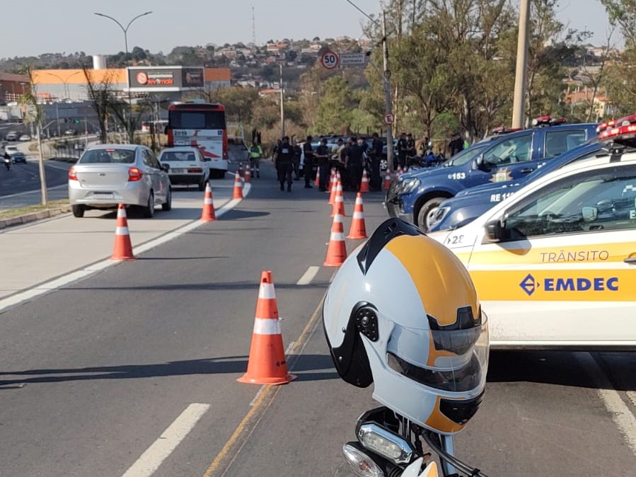 Operação reuniu Emdec e Guarda Municipal na altura da rua Achiles Bertoldi (sentido Centro), no Cidade Satélite Íris