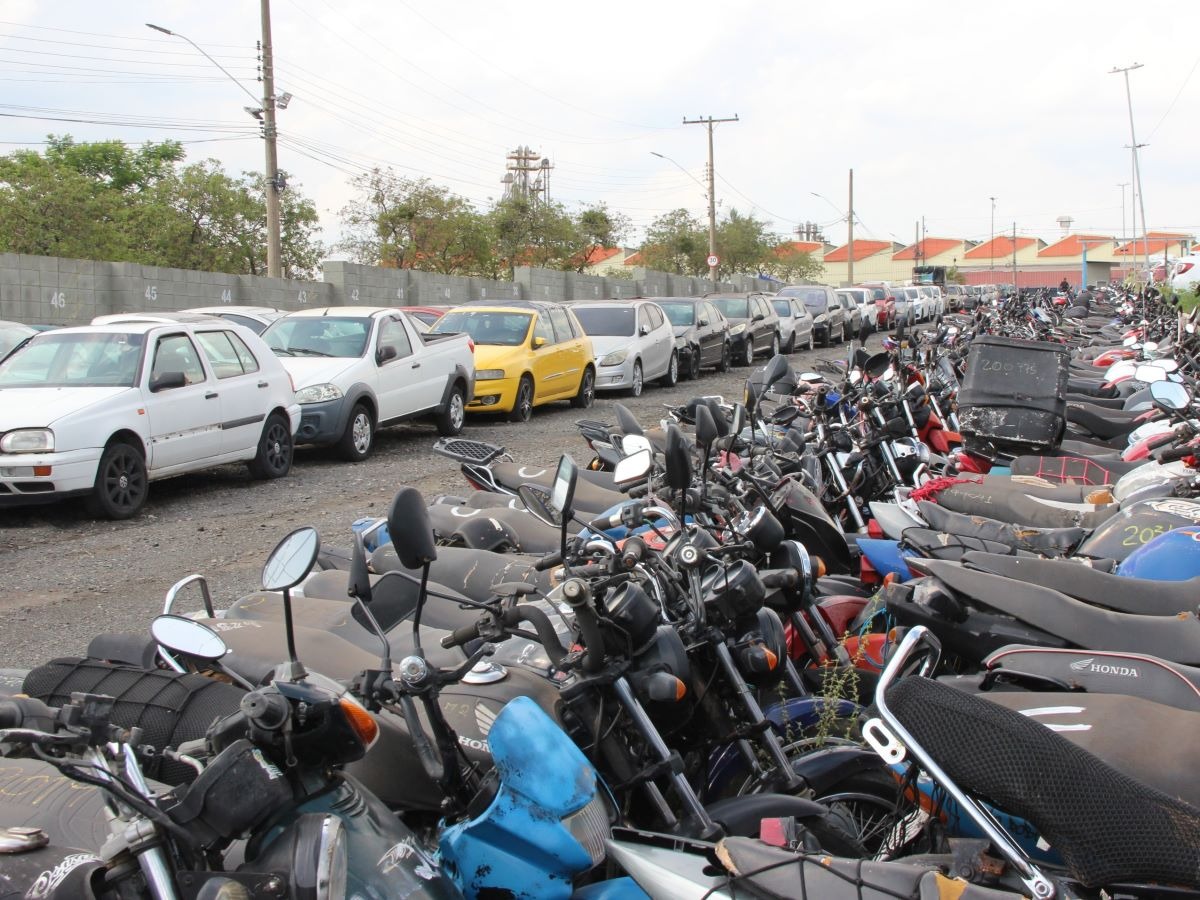 Entre os lotes estão 139 automóveis e 86 motocicletas classificados como “conservados”, com direito à documentação