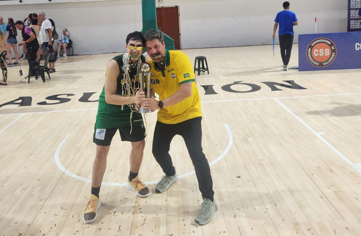 Marcelo Bandiera e o filho João Nunes comemoram título no Paraguai