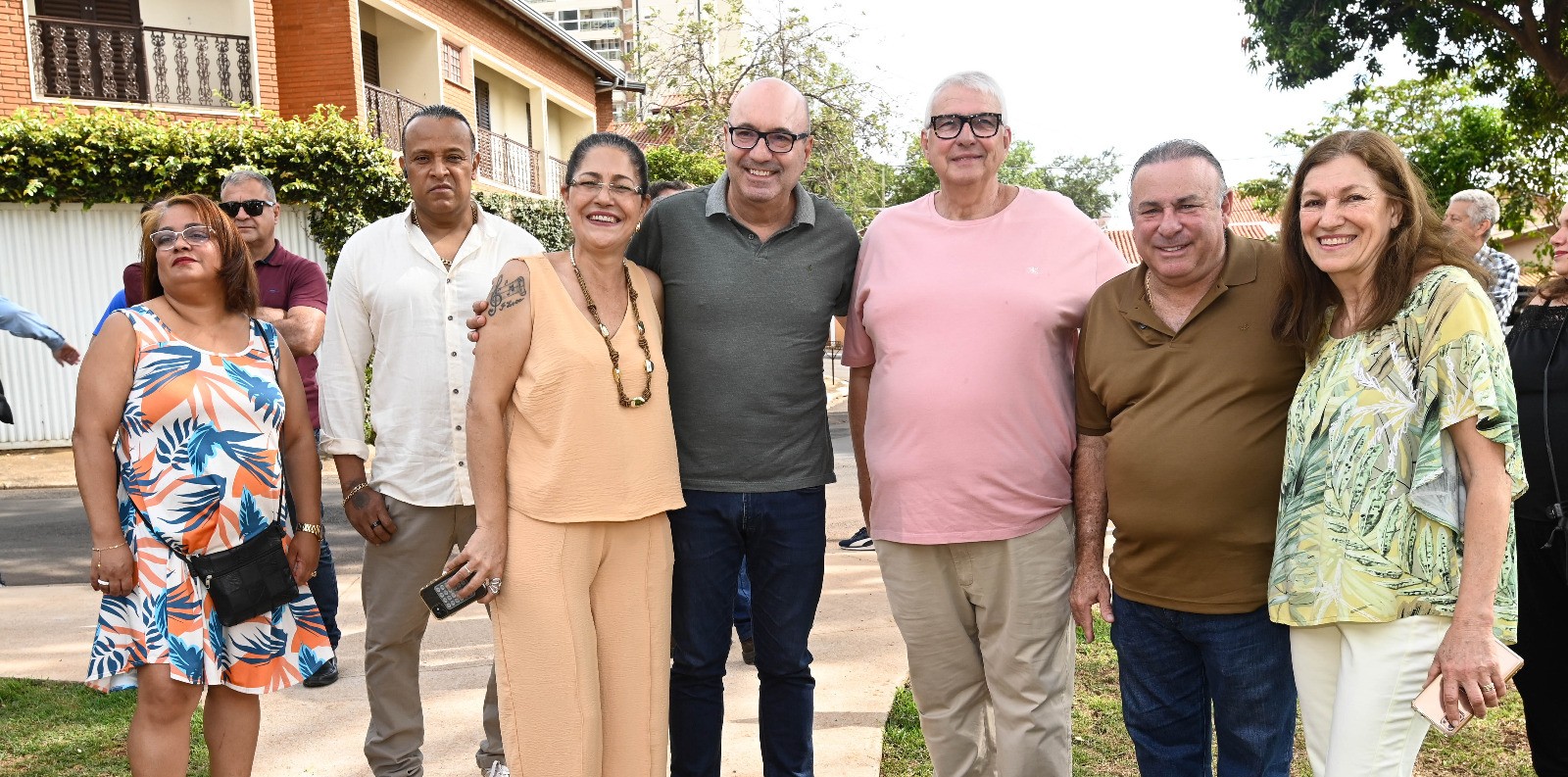 Rogério Capela Prefeito Dário Saadi com familiares e amigos do homenageado com o nome da praça
