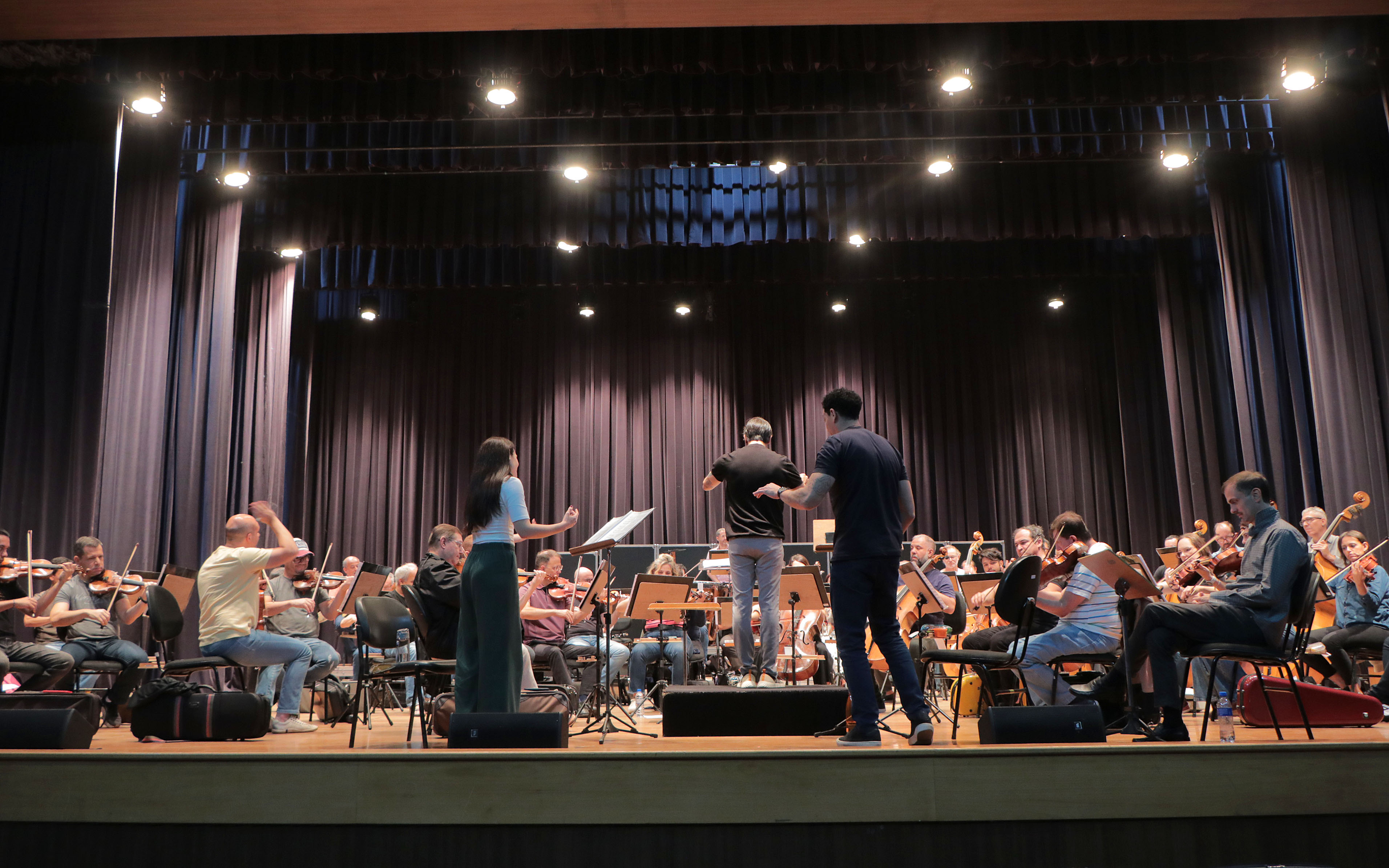 Firmino Piton/PMC Sob a regência do maestro Carlos Prazeres, a Orquestra se reúne ao barítono Johnny França, à soprano Lina Mendes e ao tenor Anibal Mancini