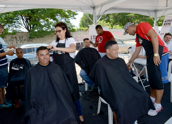 Corte de cabelo também foi oferecido aos participantes