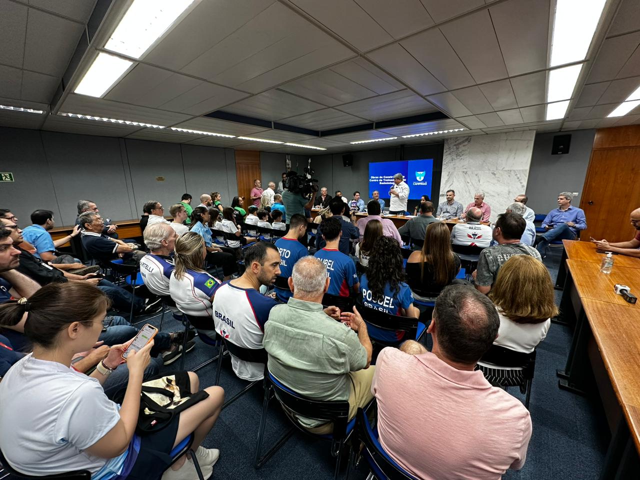 Autoridades e convidados acompanharam o evento na Sala Azul; previsão para a conclusão das obras é de 15 meses