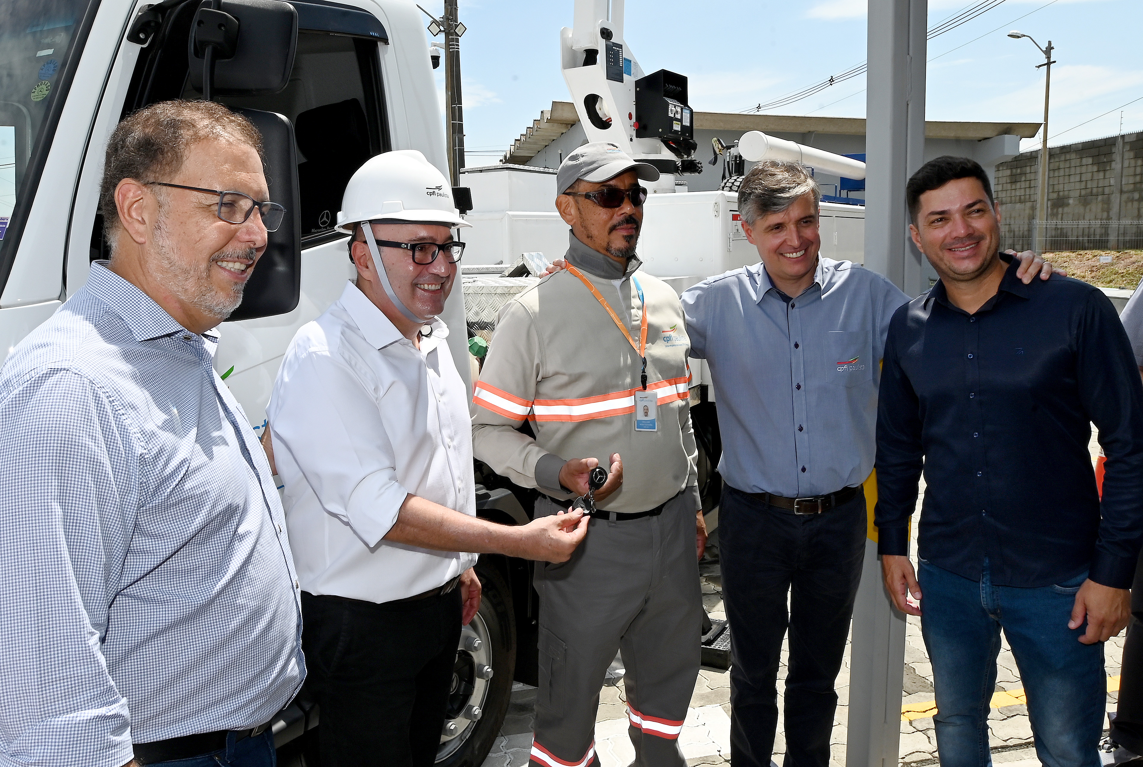 Inauguração também marcou a entrega de um novo caminhão elétrico de linha viva