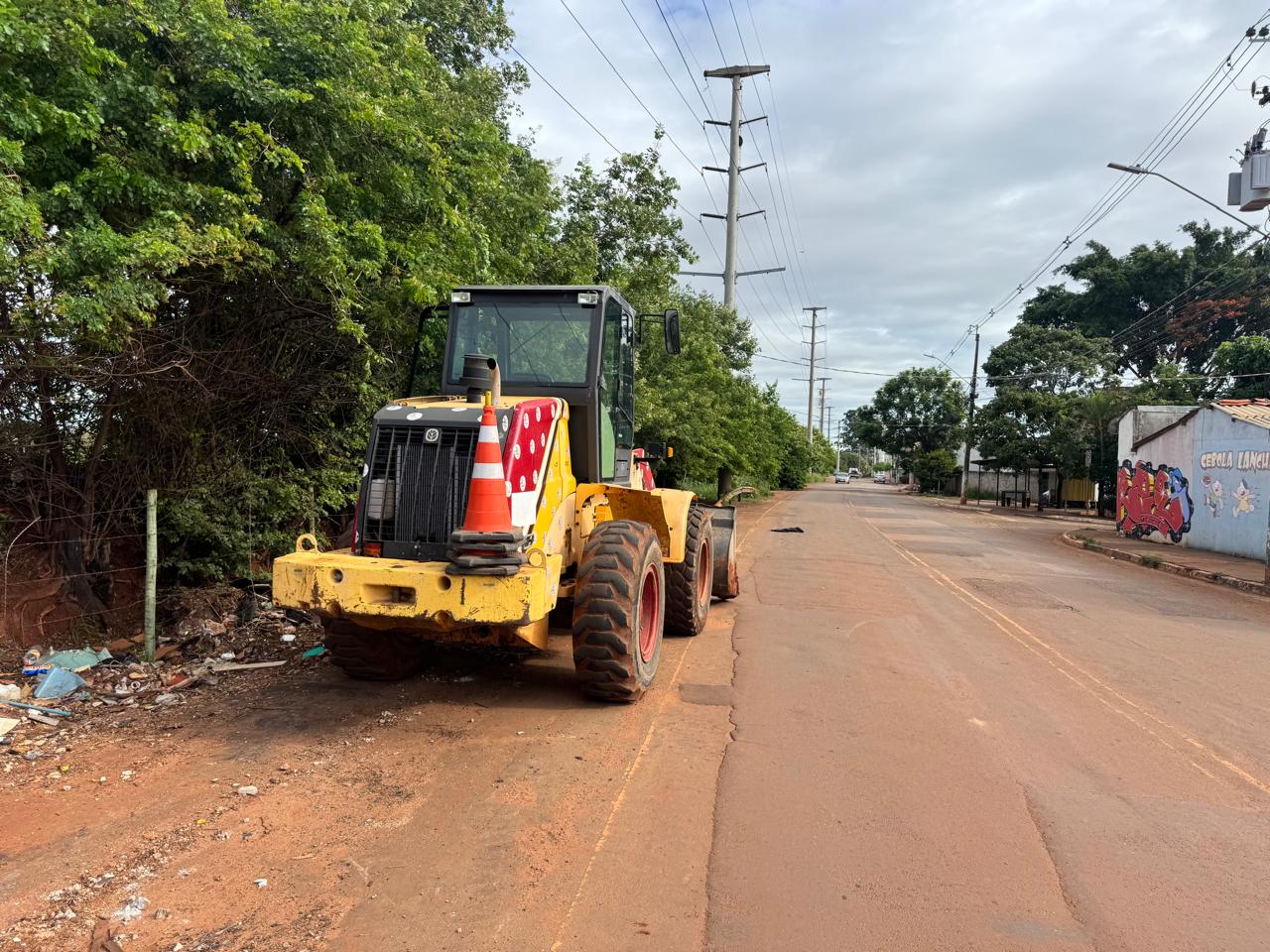 Limpeza está sendo feita em pontos em que é recorrente o descarte irregular de lixo