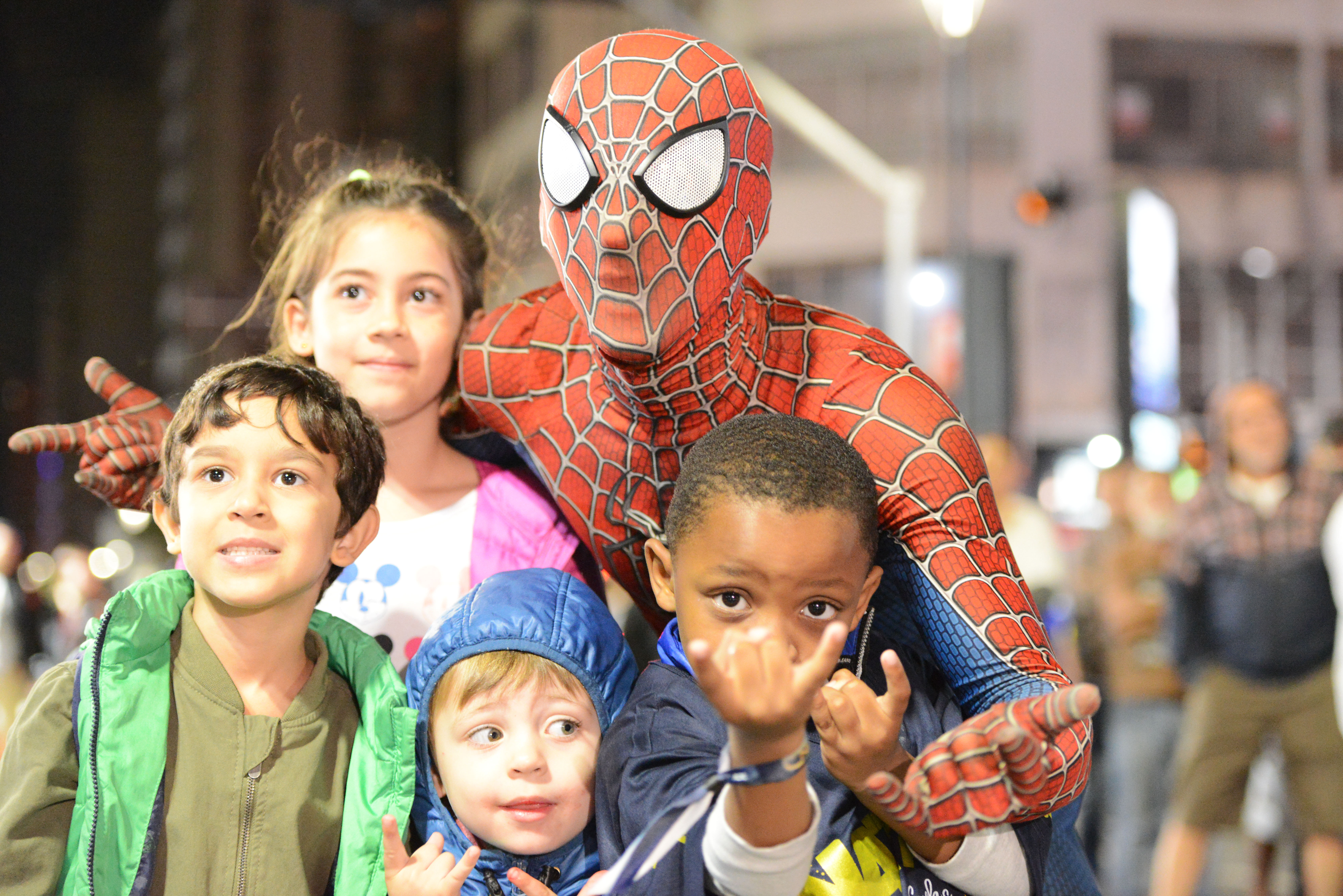 As crianças e o Homem Aranha na parada do ano passado 