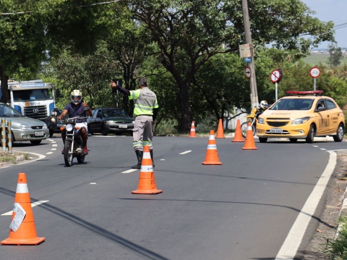 Agentes da Emdec vão monitorar o trânsito no local 