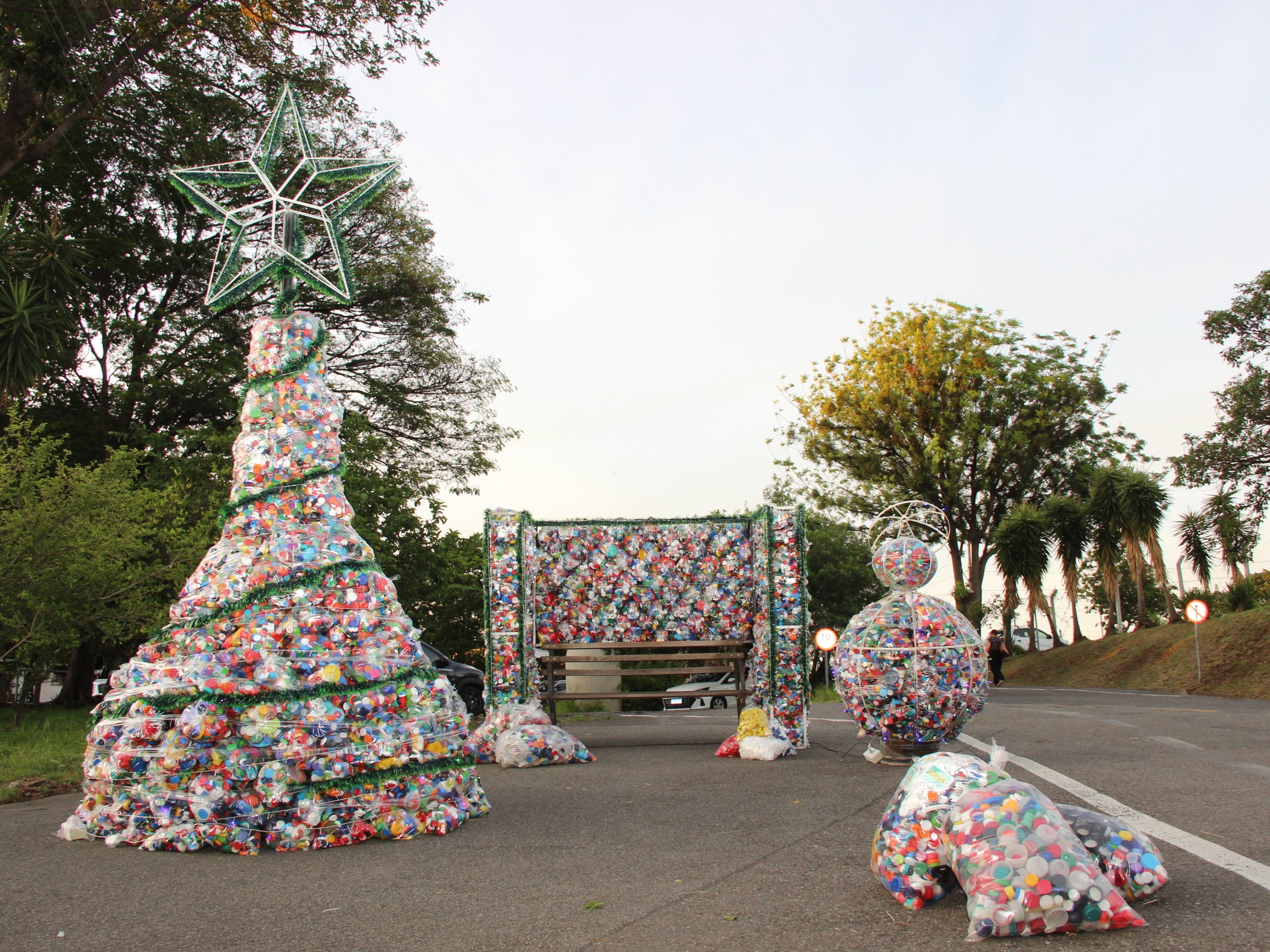 Decoração alusiva ao Natal reforça proposta do movimento que beneficia pacientes com câncer