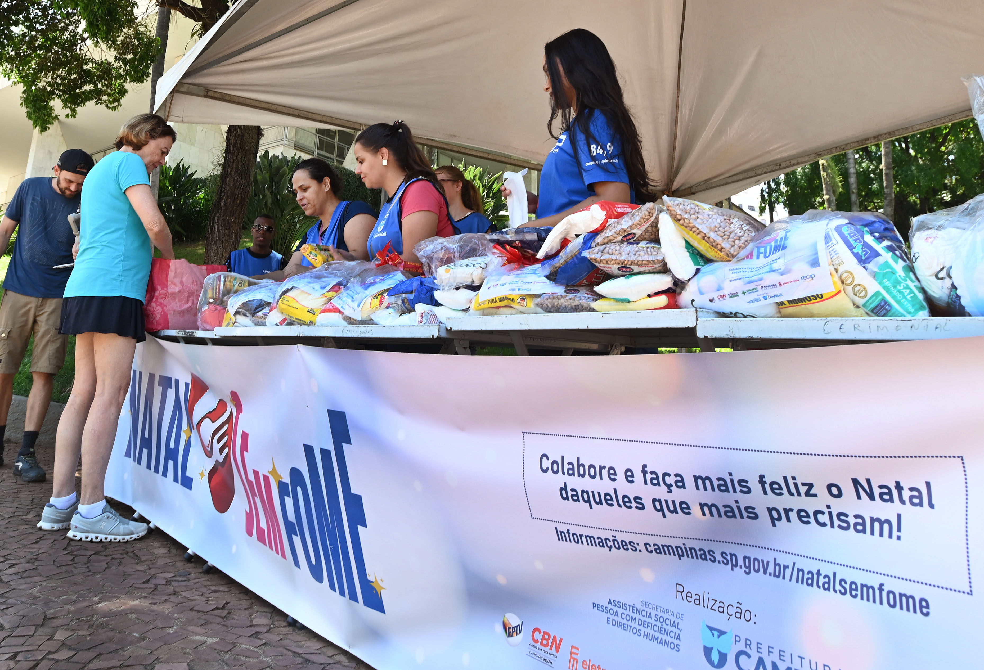 Ação realiza "drive-thru" de doações de alimentos no Paço Municipal