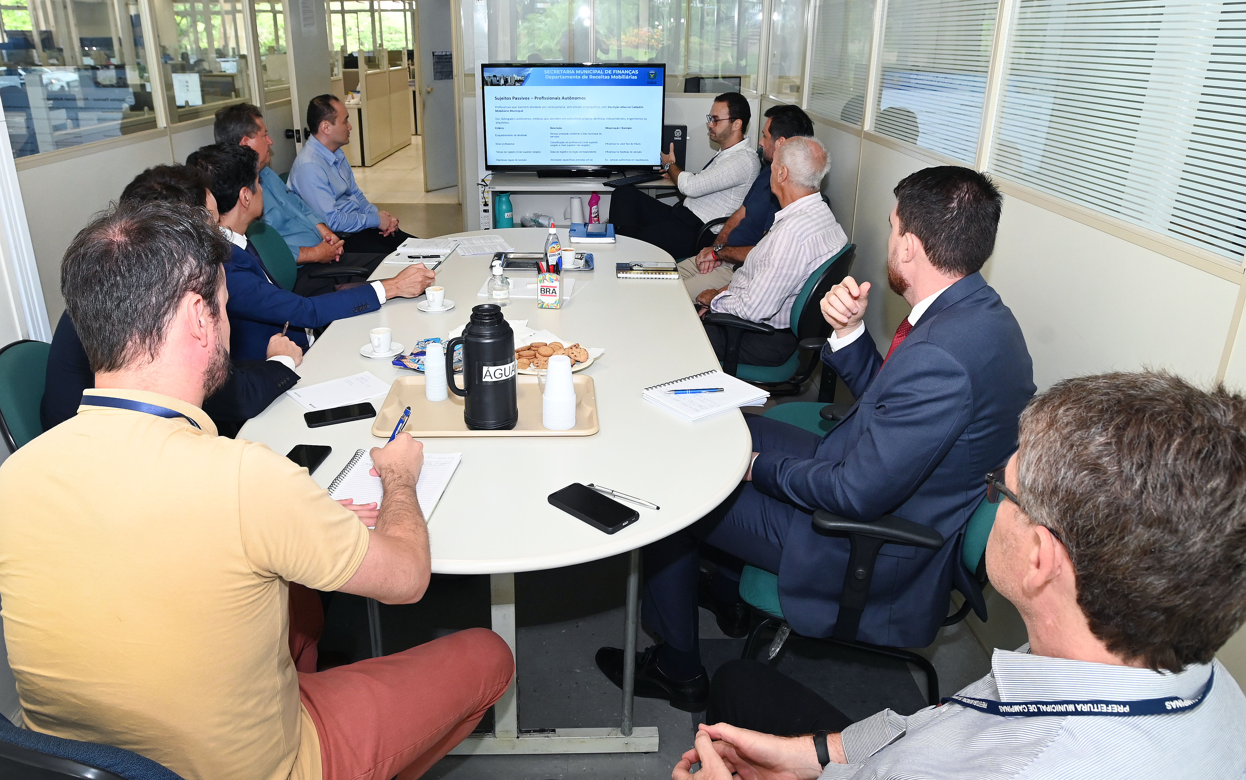 Representantes foram recebidos por técnicos da Secretaria de Finanças 