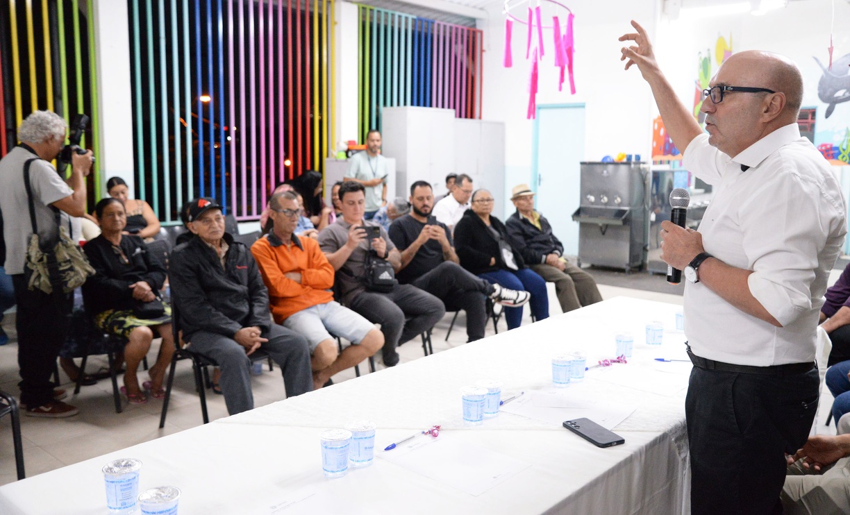 Prefeito Dário Saadi fala em evento de entrega dos títulos aos moradores: referência nacional