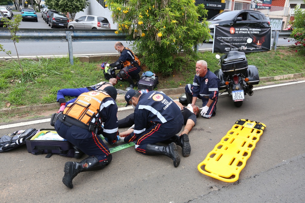 Simulação de sinistro envolvendo motociclista embriagado e garupa de moto chamou a atenção do público