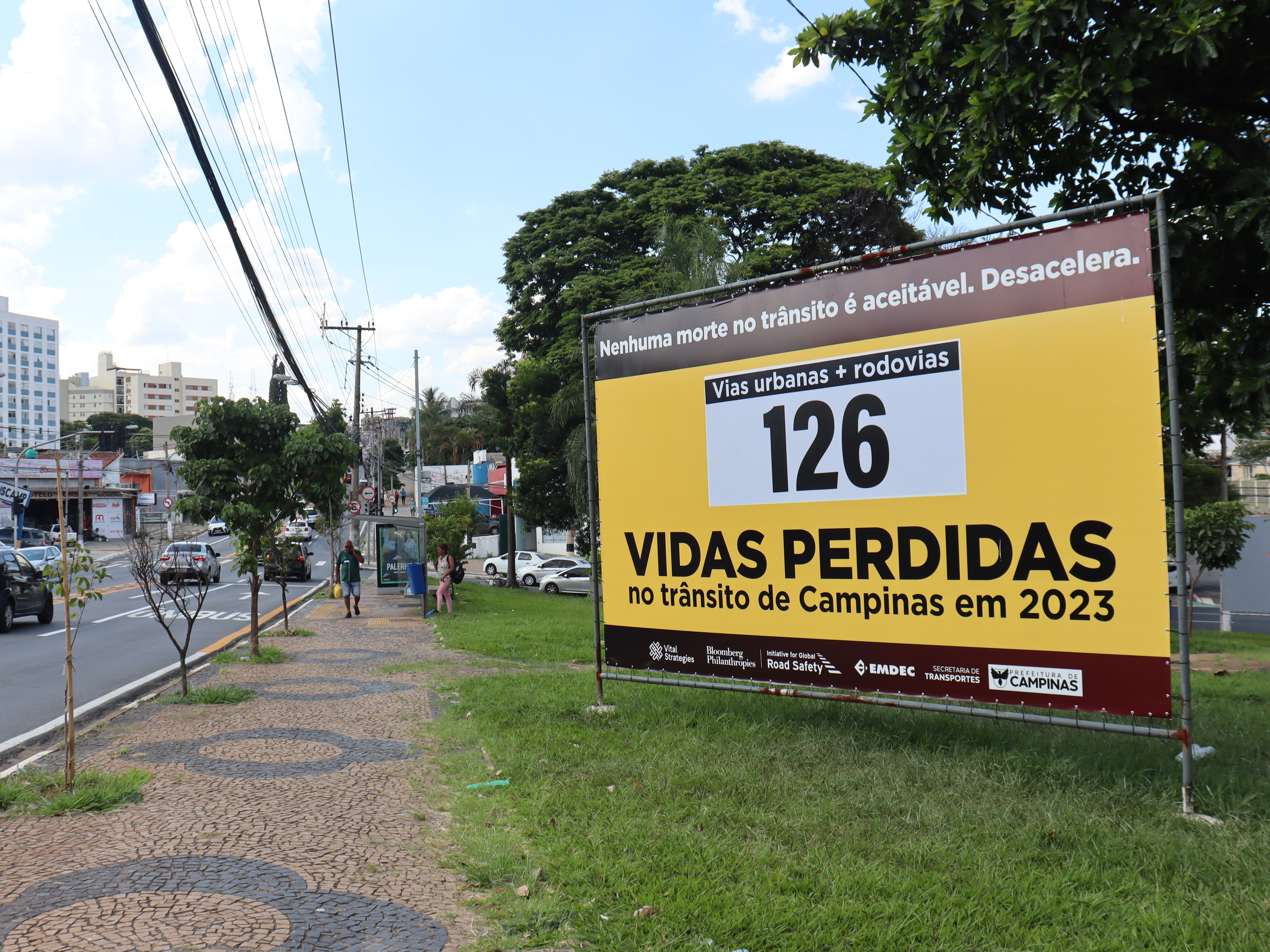 Painel na Praça Luiz Signorelli, região da rua Delphino Cintra