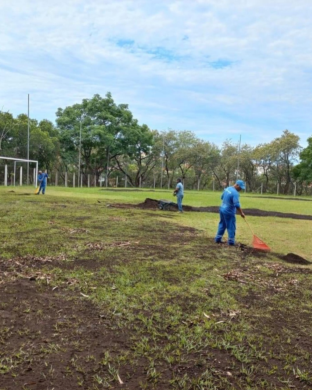 Trabalhadores cuidam do Campo do 31 de Março 