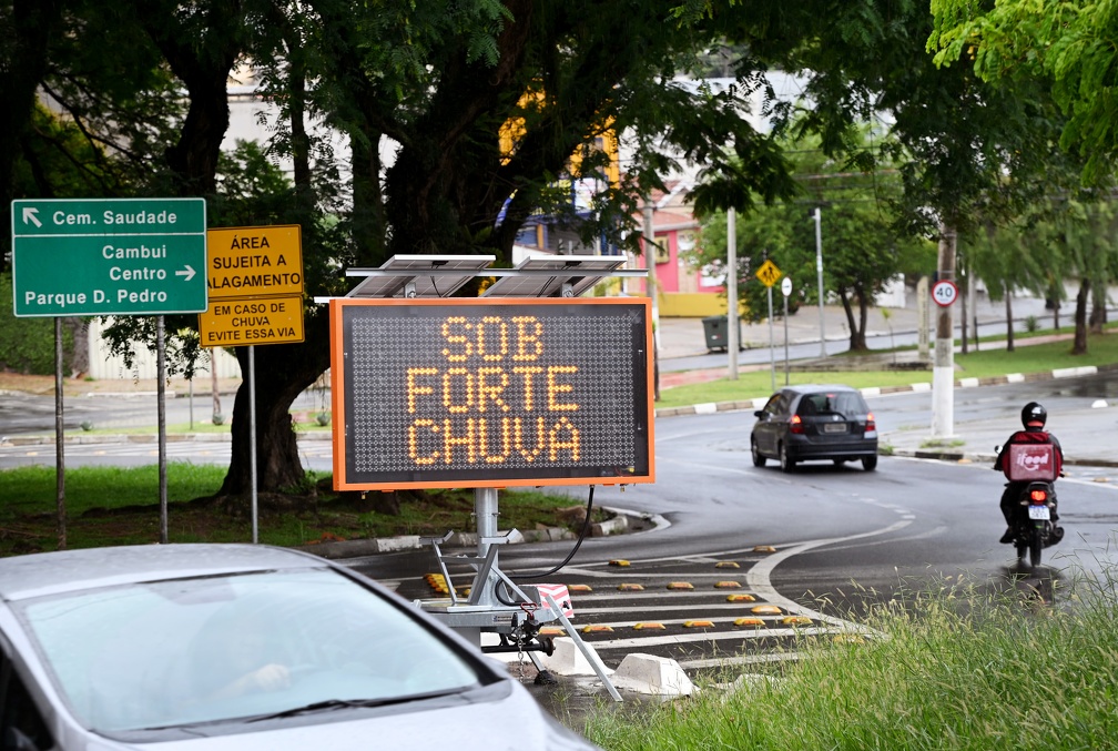 Carlos Bassan/PMC Painéis eletrônicos da cidade também foram acionados para alertar sobre os pontos de alagamento