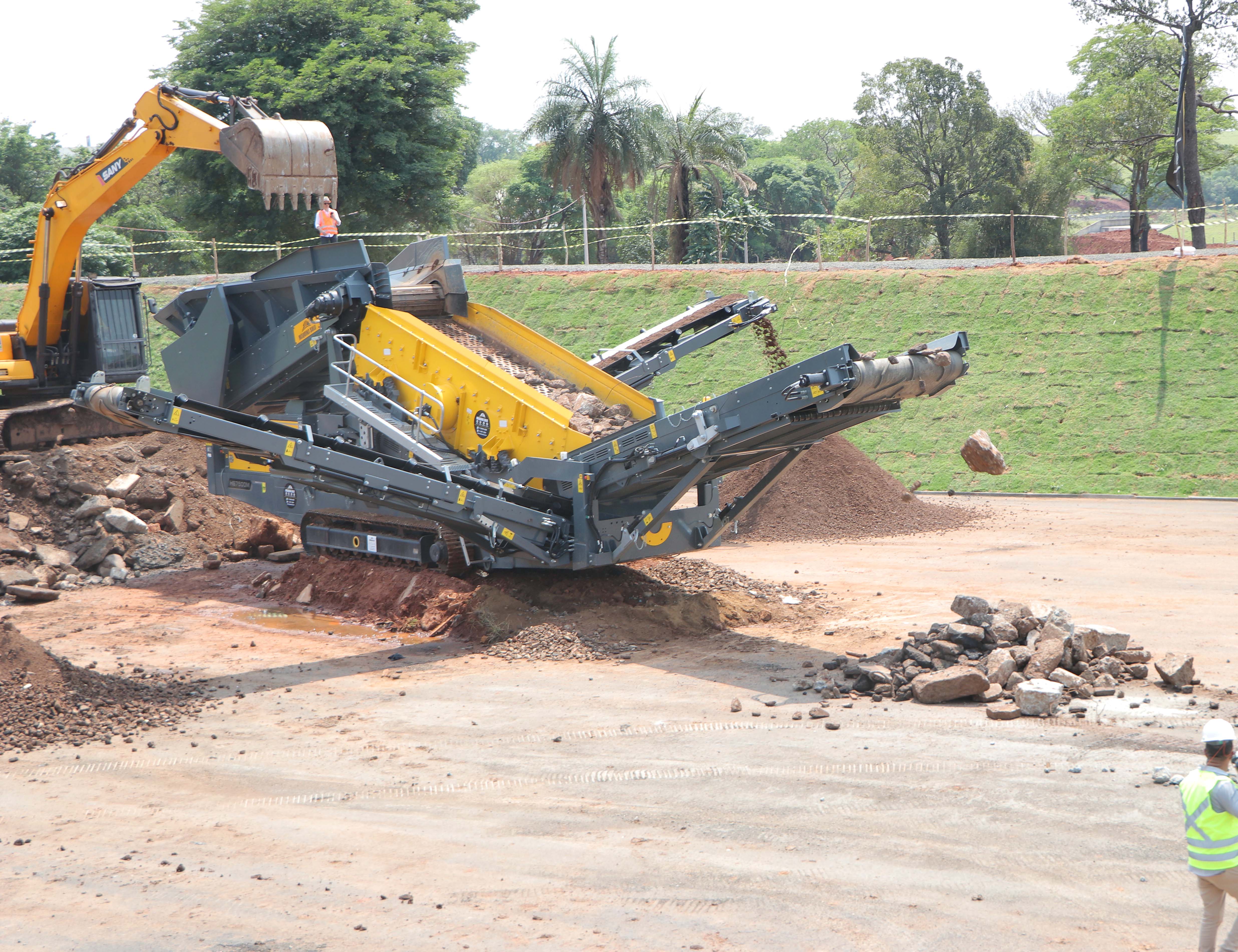 Maquinário transforma resíduos em variedade de materiais