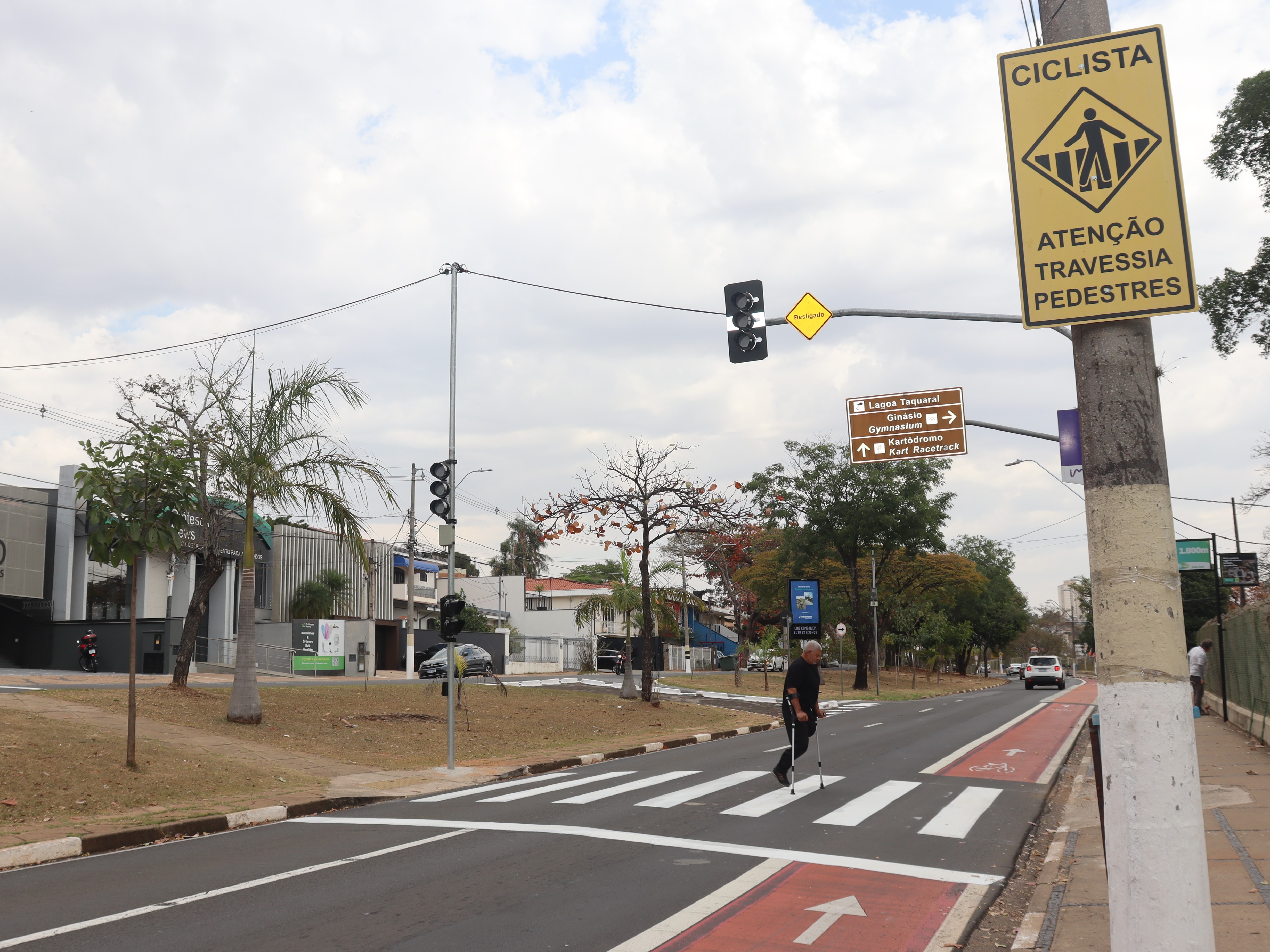 O novo semáforo facilita a travessia nas vias movimentadas que contornam o Parque Portugal