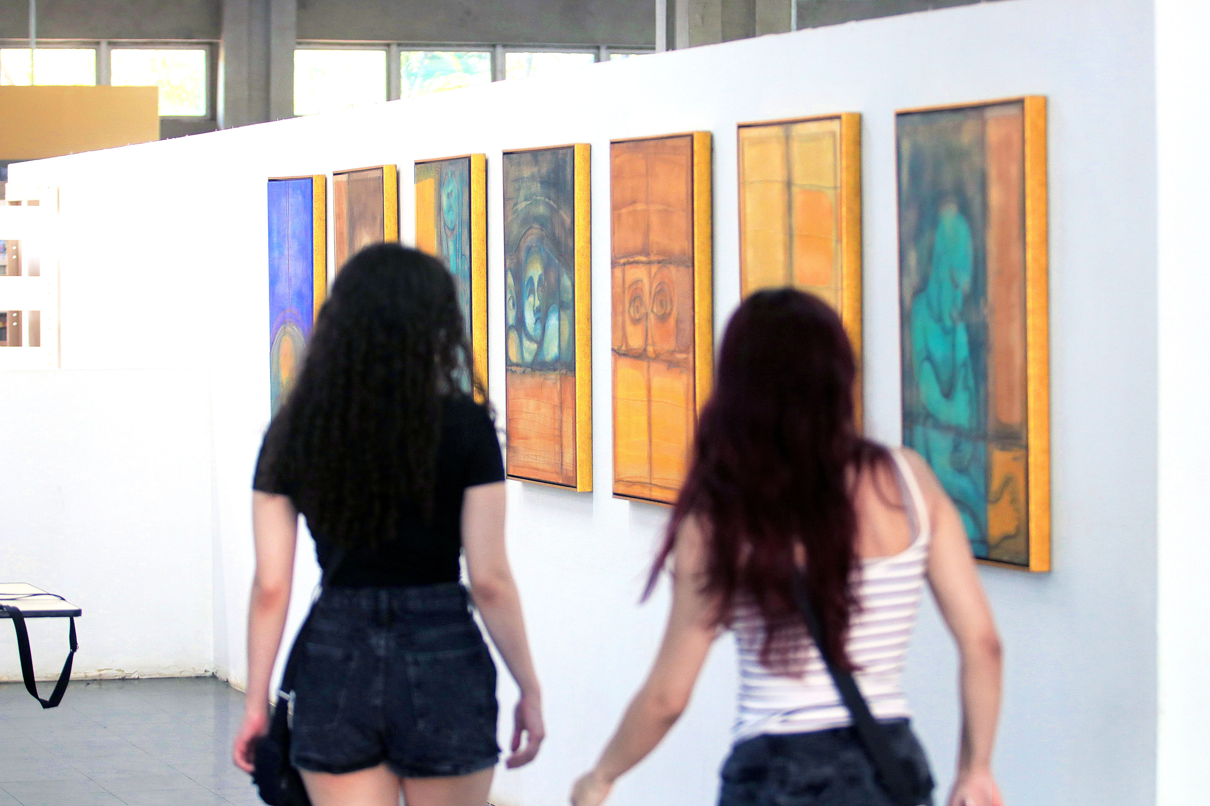 A mostra, gratuita, reúne cerca de 15 obras da pintora, desenhista, muralista e professora Fúlvia Gonçalves