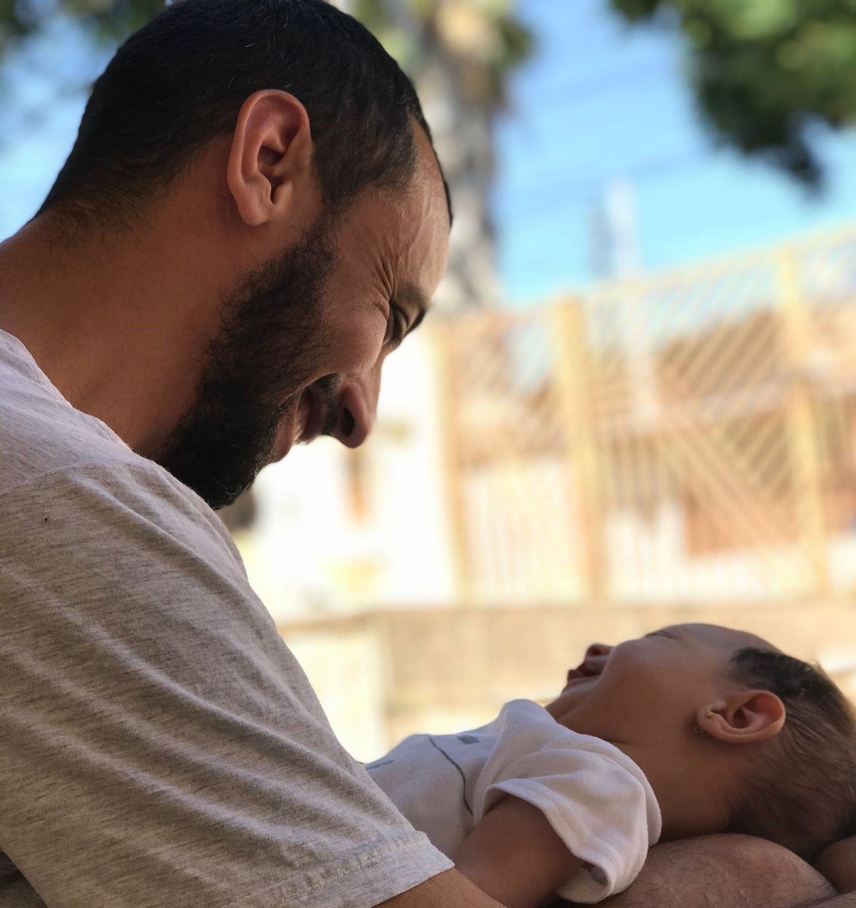 Participação do pai vai além de 'ajudar' nos cuidados básicos; envolve estar junto