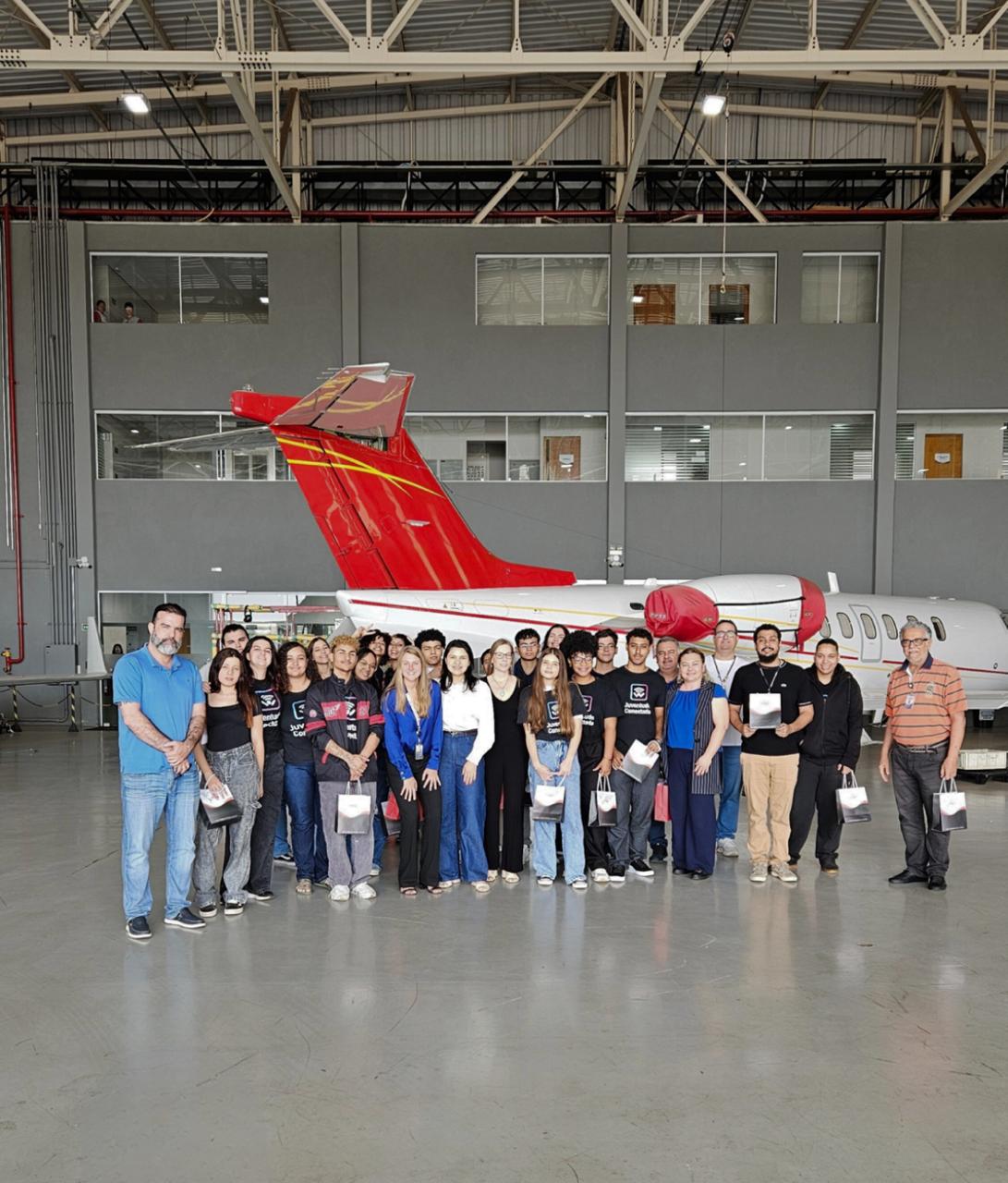 Jovens do programa Juventude Conectada em visita ao hangar da Maga Aviation, em Campinas