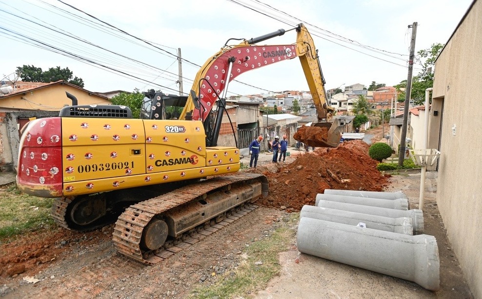 Rogério Capela/PMC Nesta primeira fase, as equipes estão realizando a abertura das ruas para instalação das tubulações de galerias pluviais