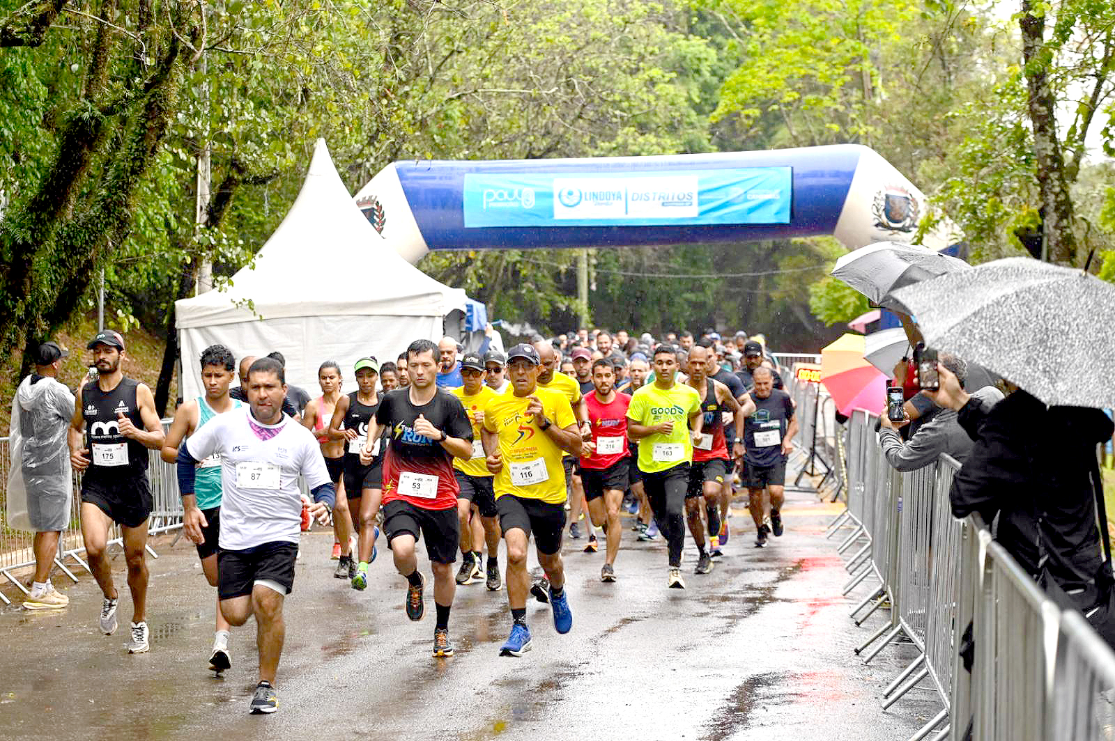 Os atletas não se intimidaram em cumprir o percurso de 6 km, mesmo com chuva