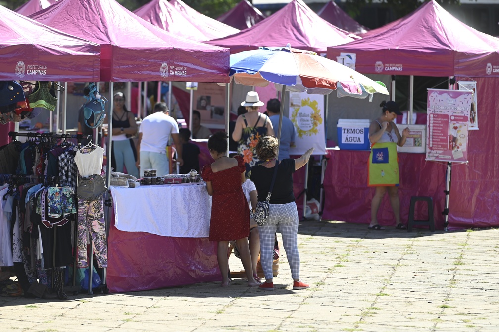 Feira é uma opção de compras de comida e artigos artesanais