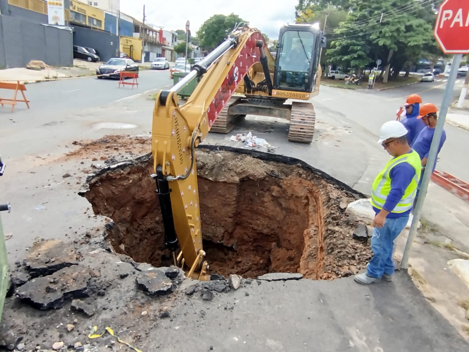 A pressão do grande volume de água da chuva, que passa pela tubulação, fez romper a galeria pluvial