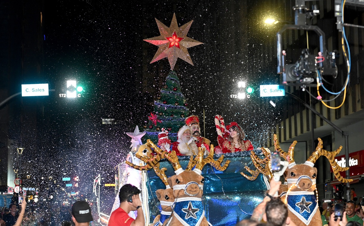 O carro do Papai Noel foi um dos destaques do desfile que contou com seis carros alegóricos