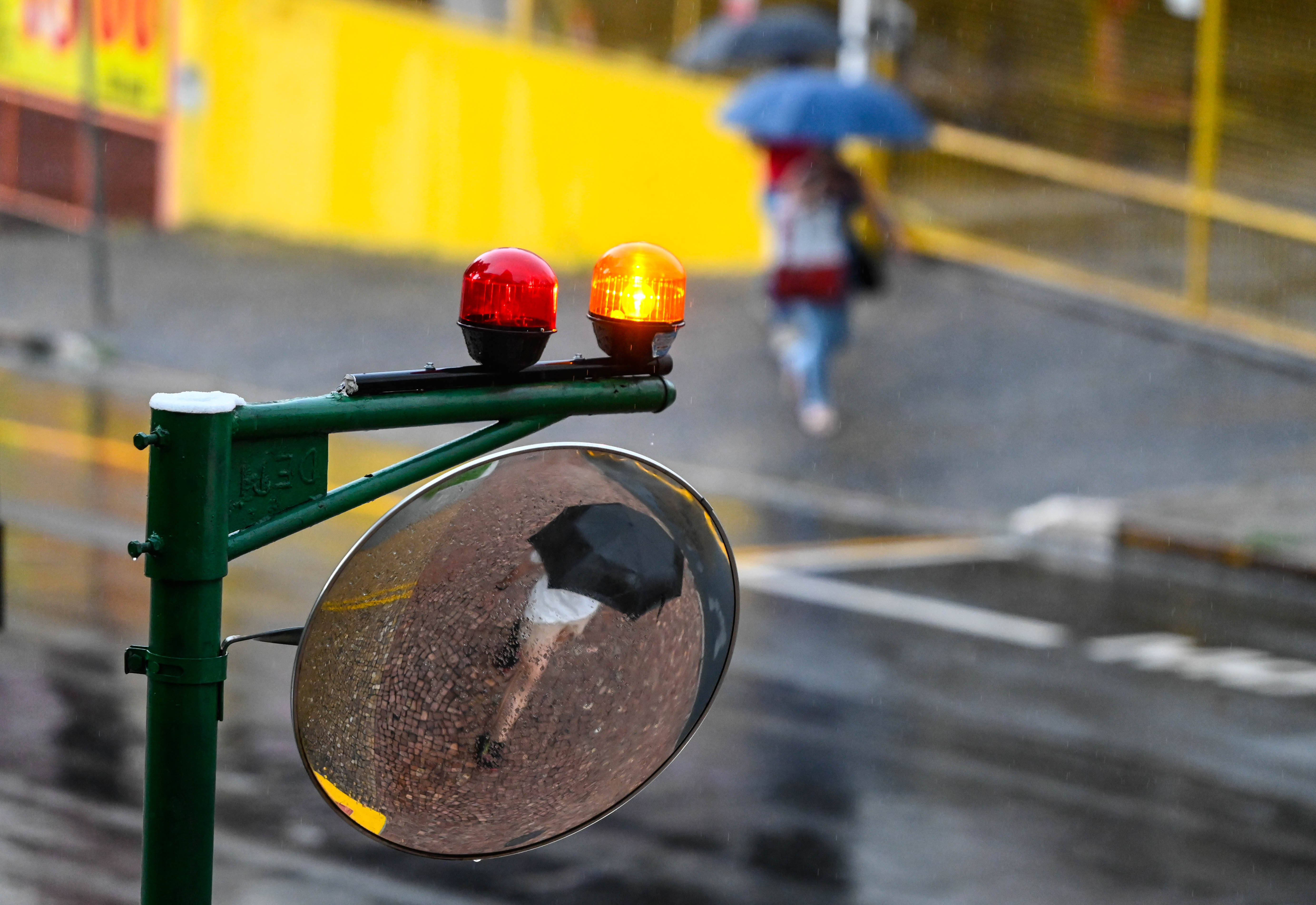 A previsão é de chuva com intensidade entre 30 e 60 mm/h ou volume diário de 50 e 100 mm, ventos intensos (entre 60 e 100 km/h) e queda de granizo