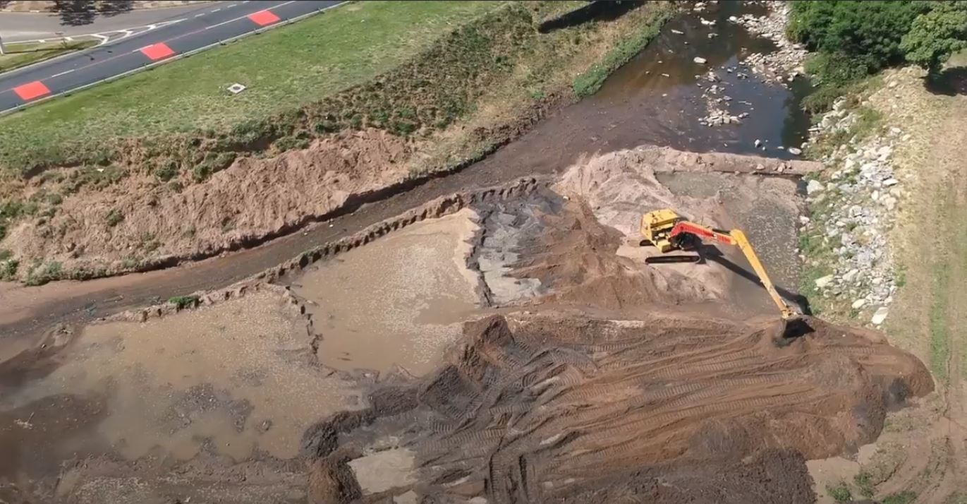 Excesso de chuva carrega sedimentos e lixo, o que causa problema