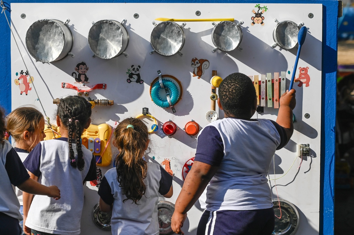 Crianças durante atividades em área sensorial de escola municipal de Campinas