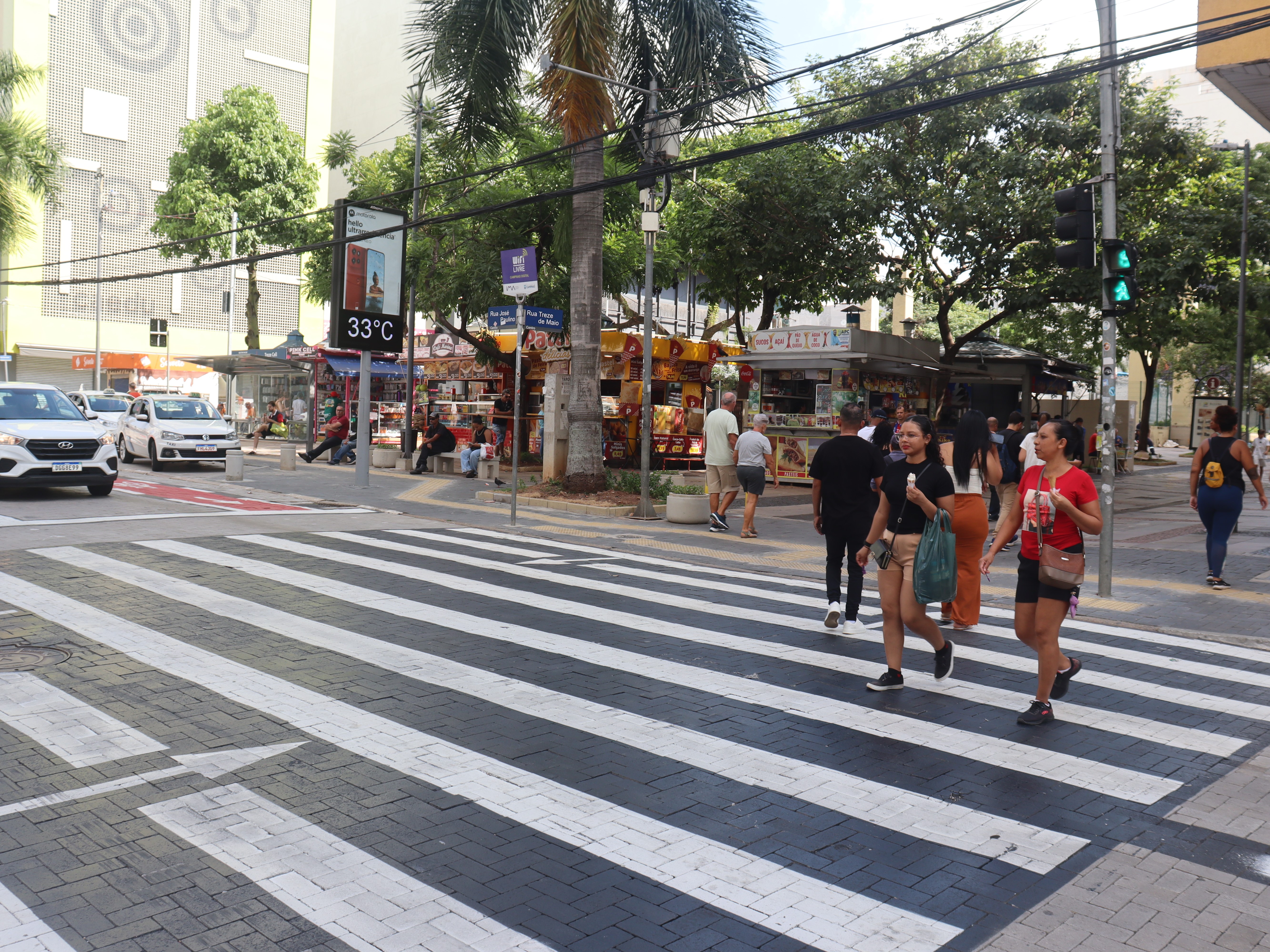 Na faixa e com o sinal verde: pratique você também a travessia segura