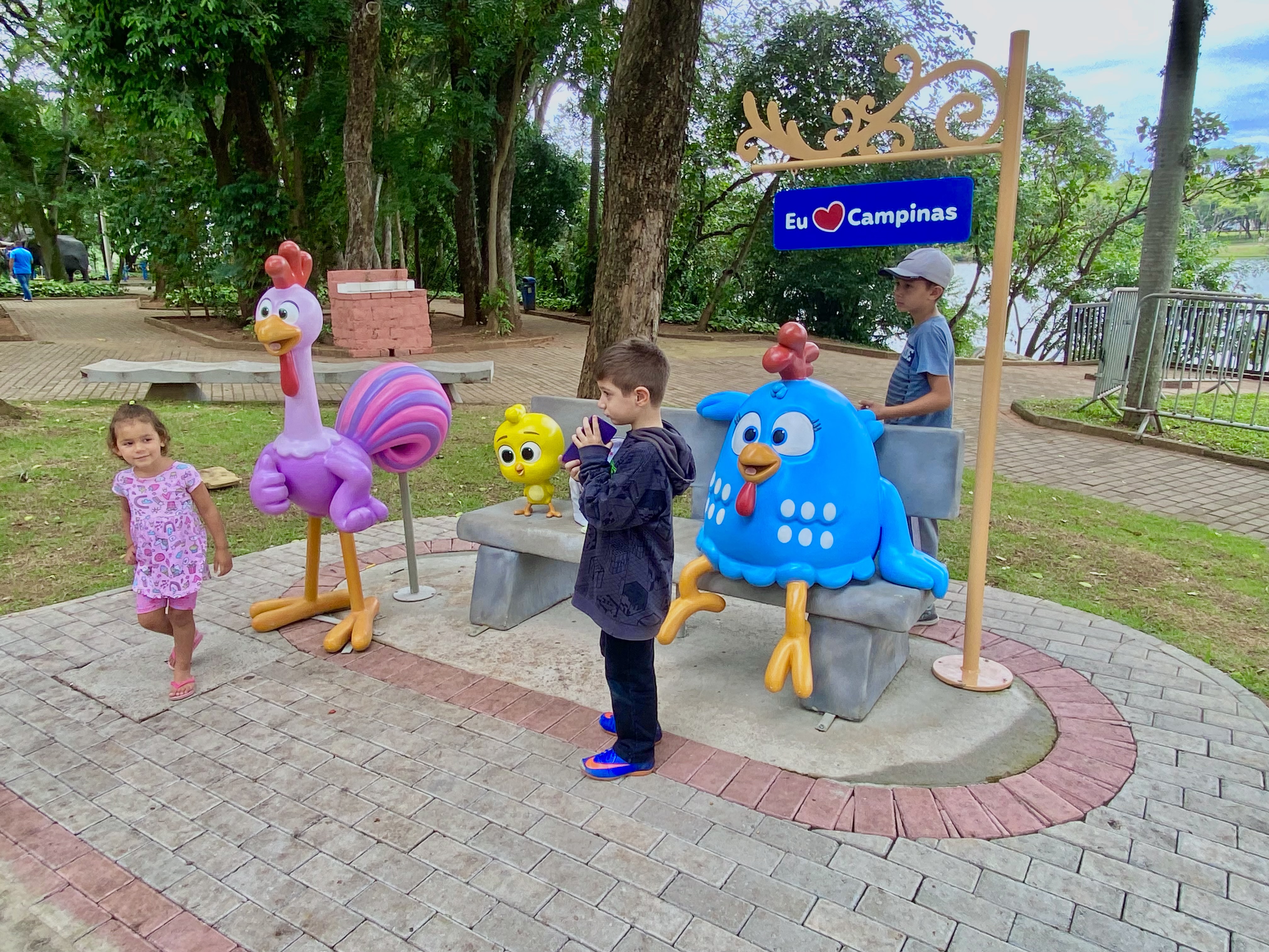 No Taquaral, também tem a estátua da Galinha Pintadinha 