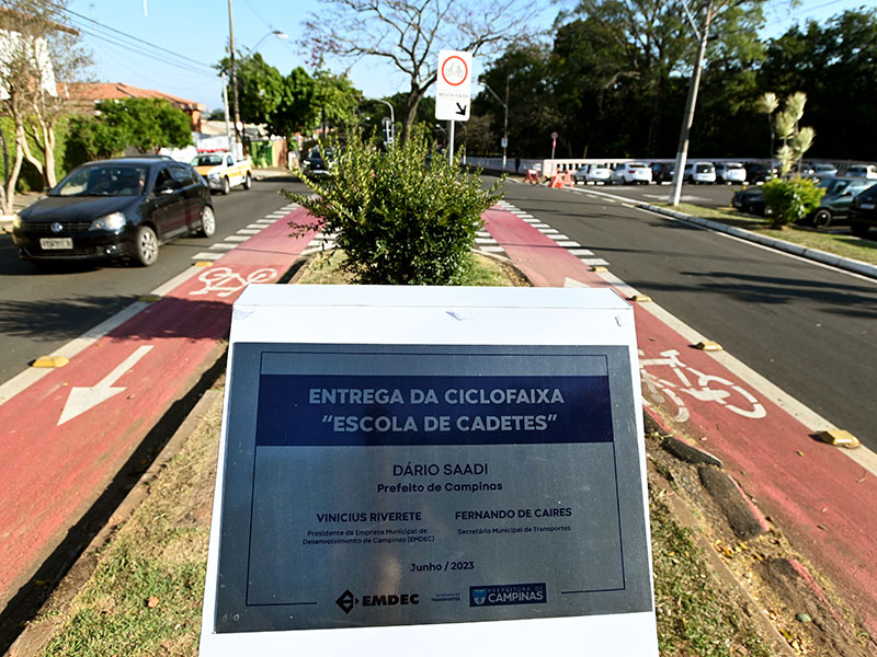 Placa comemorativa da entrega da ciclofaixa