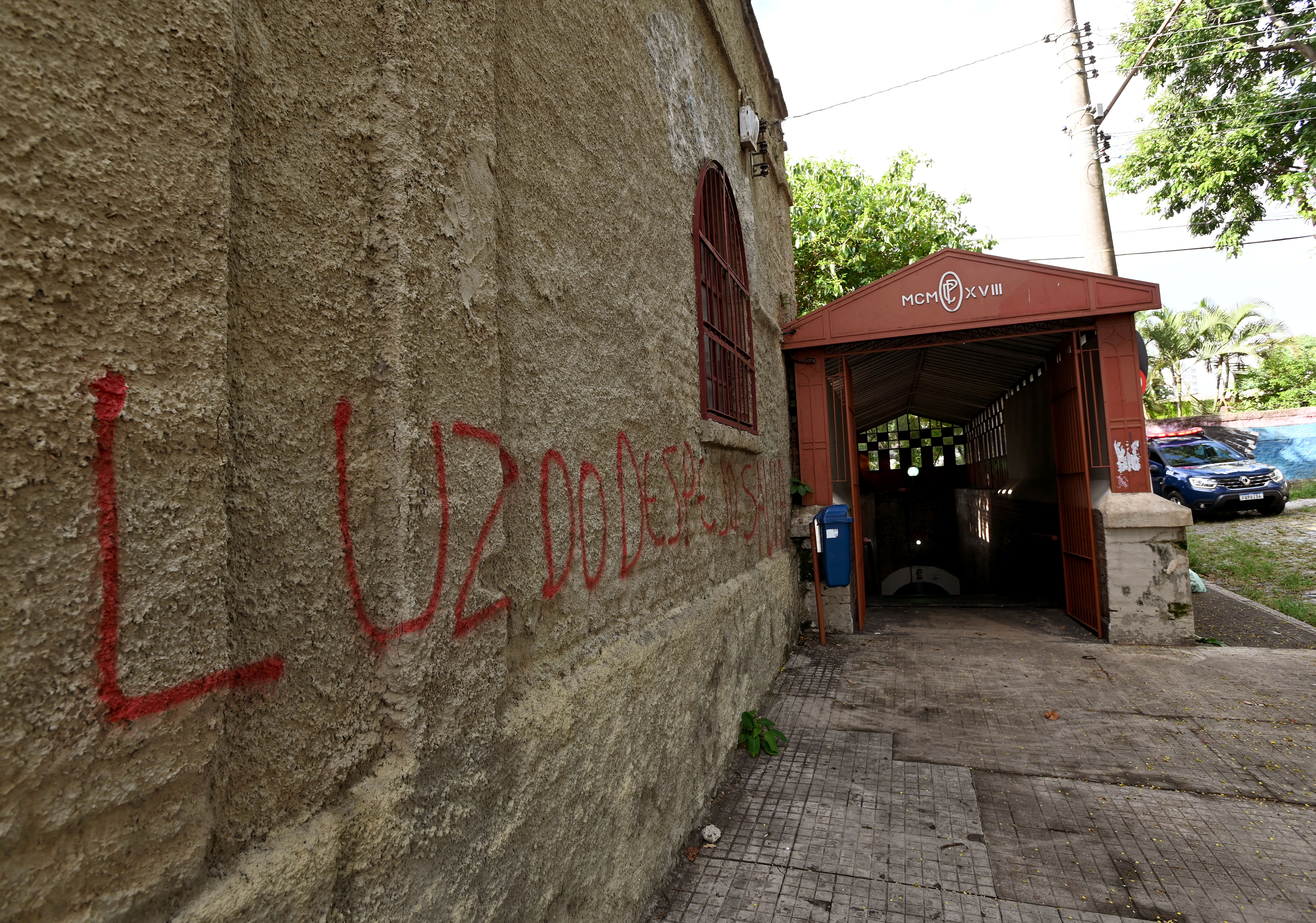 Entrada do túnel com viatura da GM ao fundo