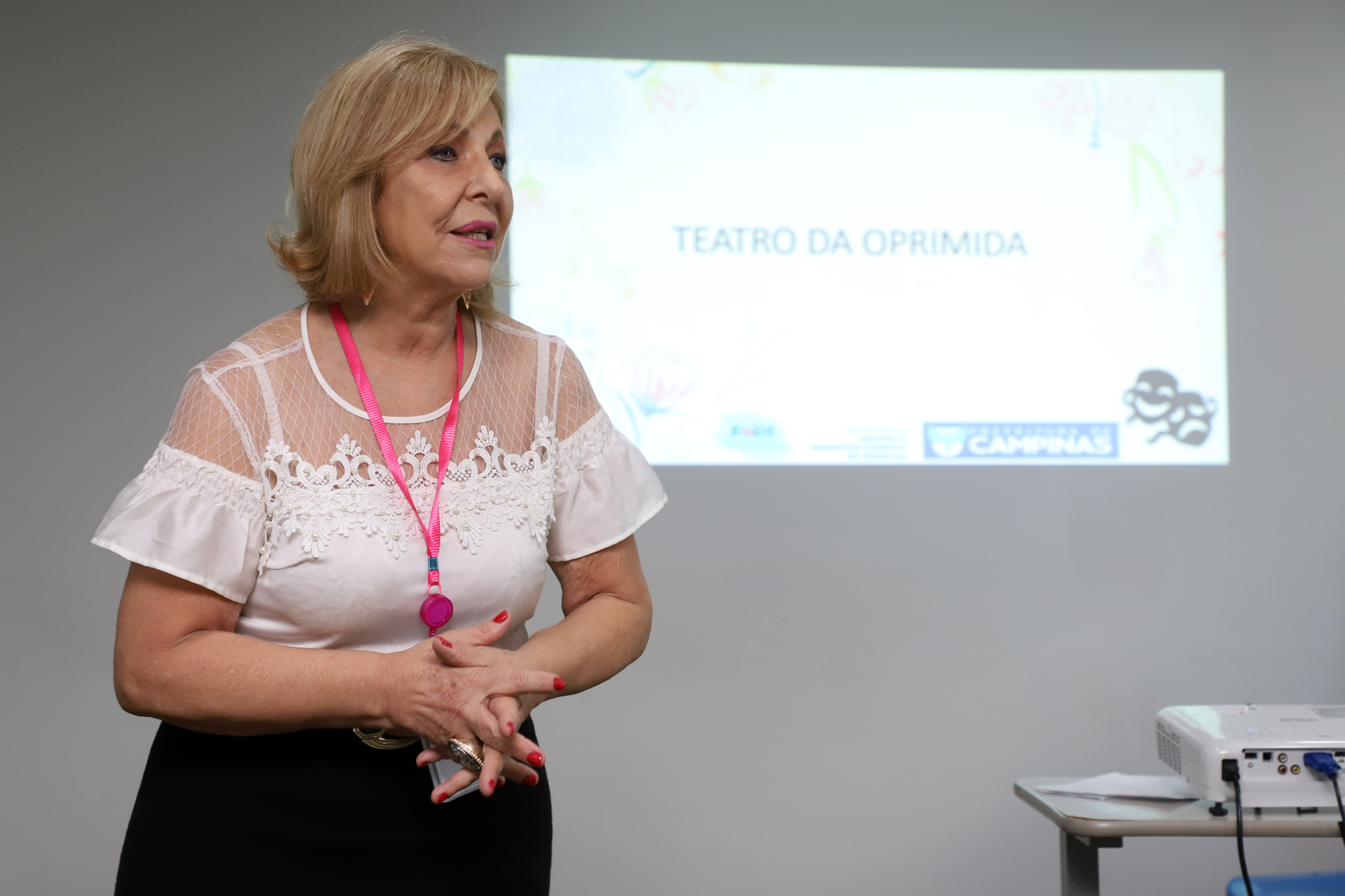 Instrutora Teresinha de Carvalho ministra palestra