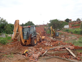 Construções de alvenaria em área pública foram demolidas