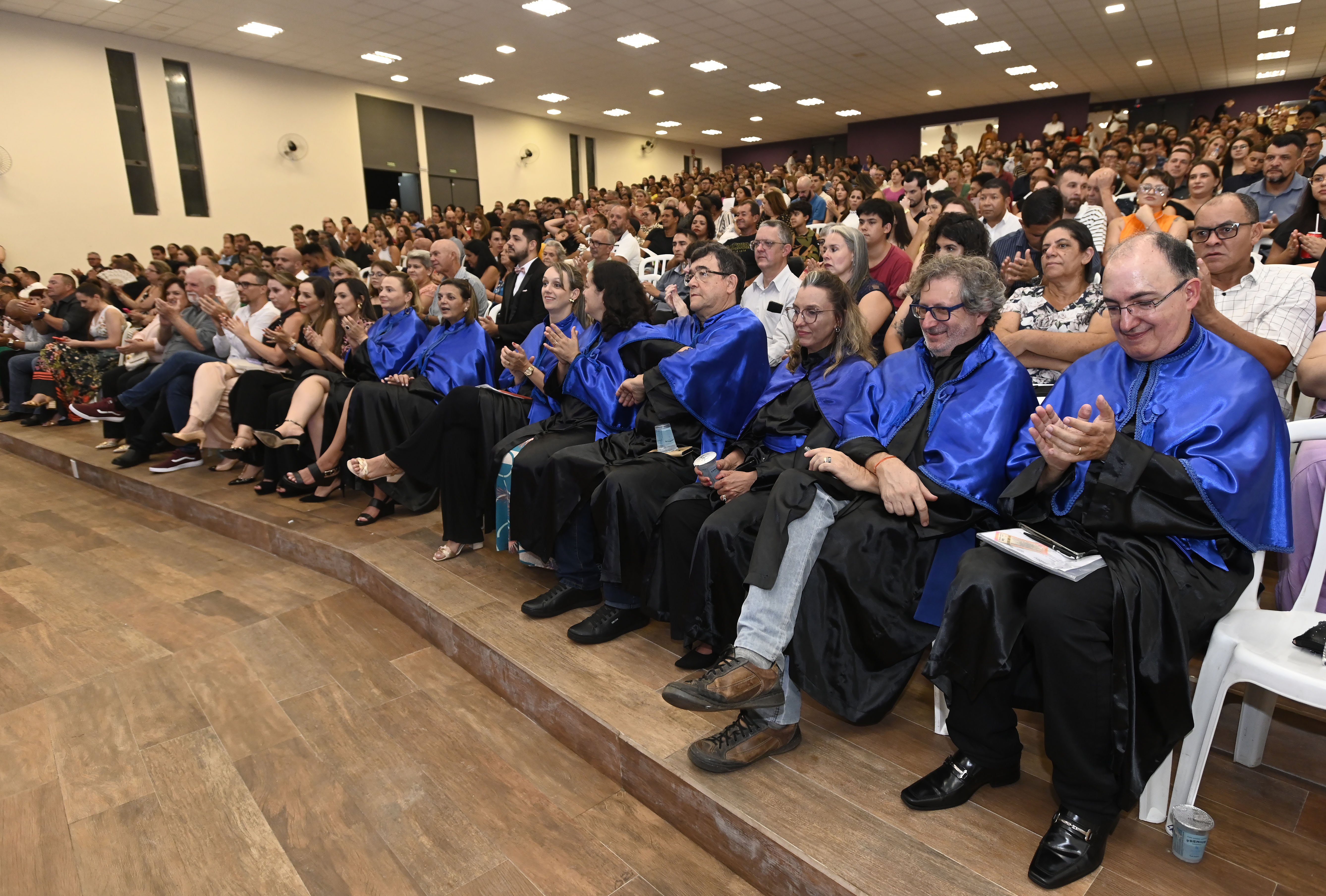 Cerimônia foi realizada no teatro da Escola Estadual Culto à Ciência