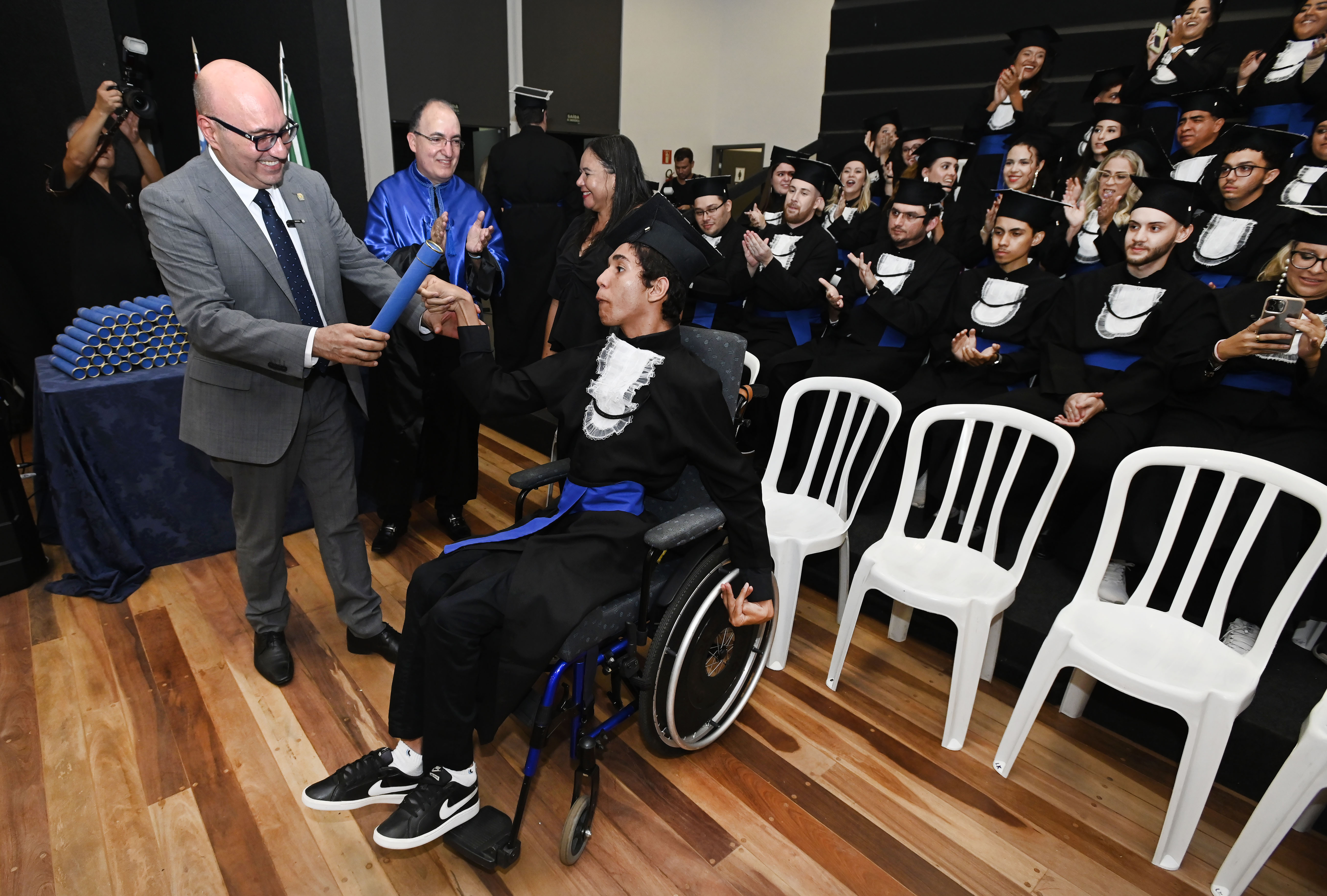 Aluno cadeirante recebe diploma 