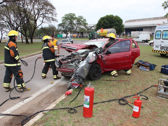 Simulação de acidente envolveu carro e duas motos