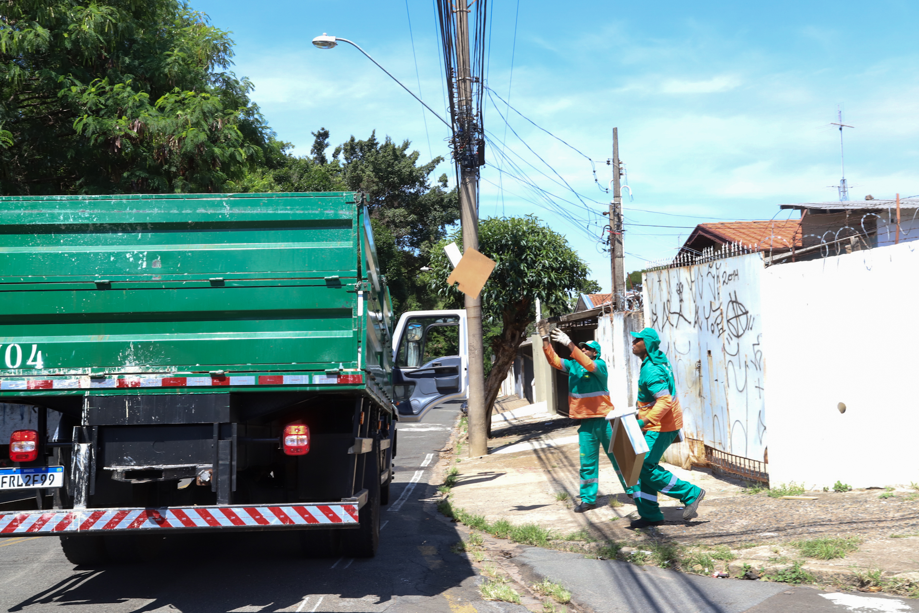 Caminhão cata-treco apoiou mutirão de combate à dengue no Eulina