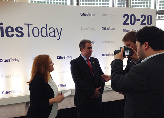 Prefeito Jonas fala para a imprensa