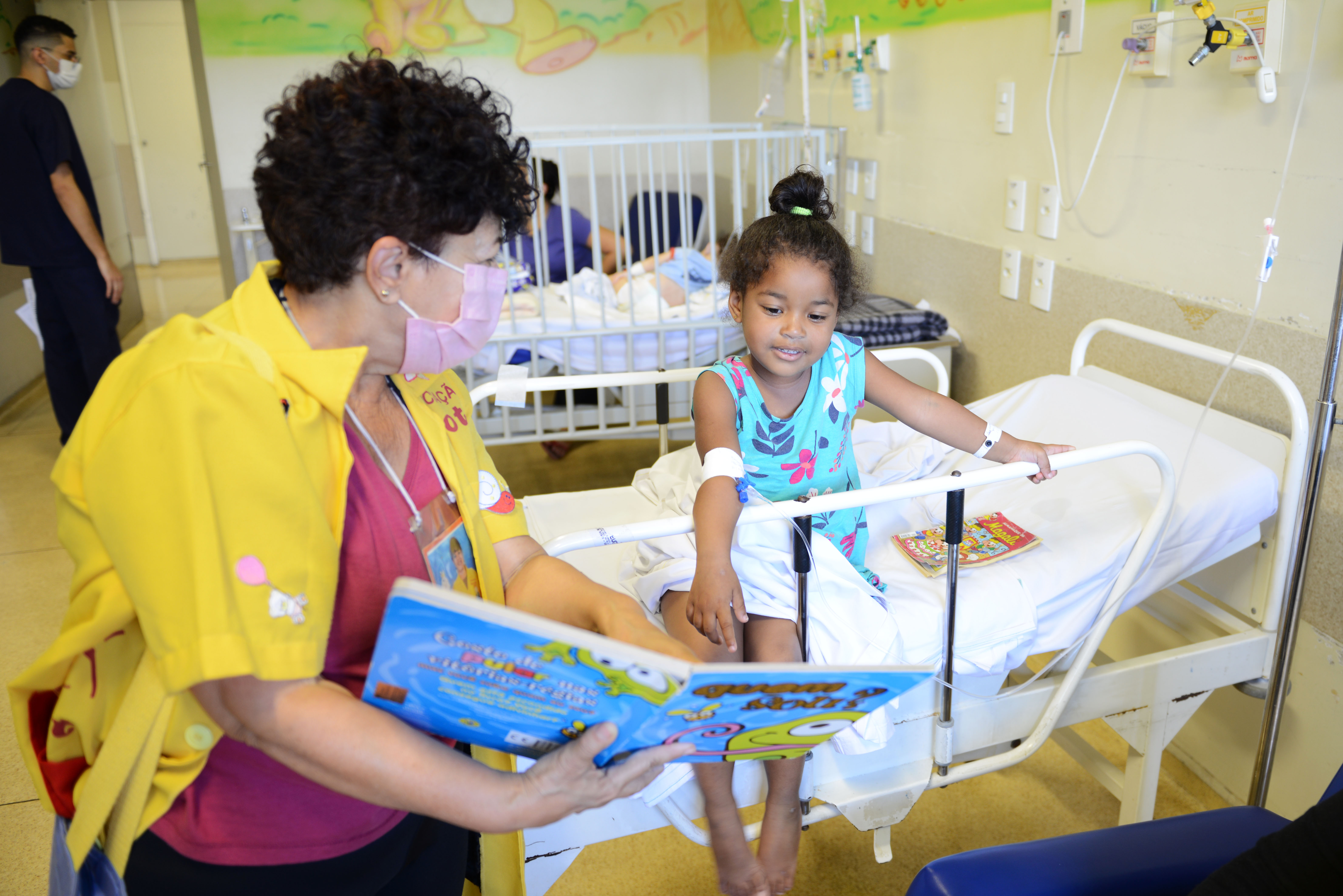 Contadores realizam o acolhimento através do mundo da fantasia que os livros proporcionam