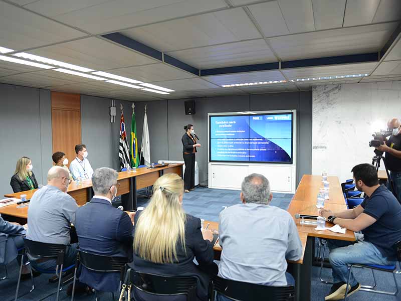 Secretária Carolina Baracat apresentou o programa aos participantes